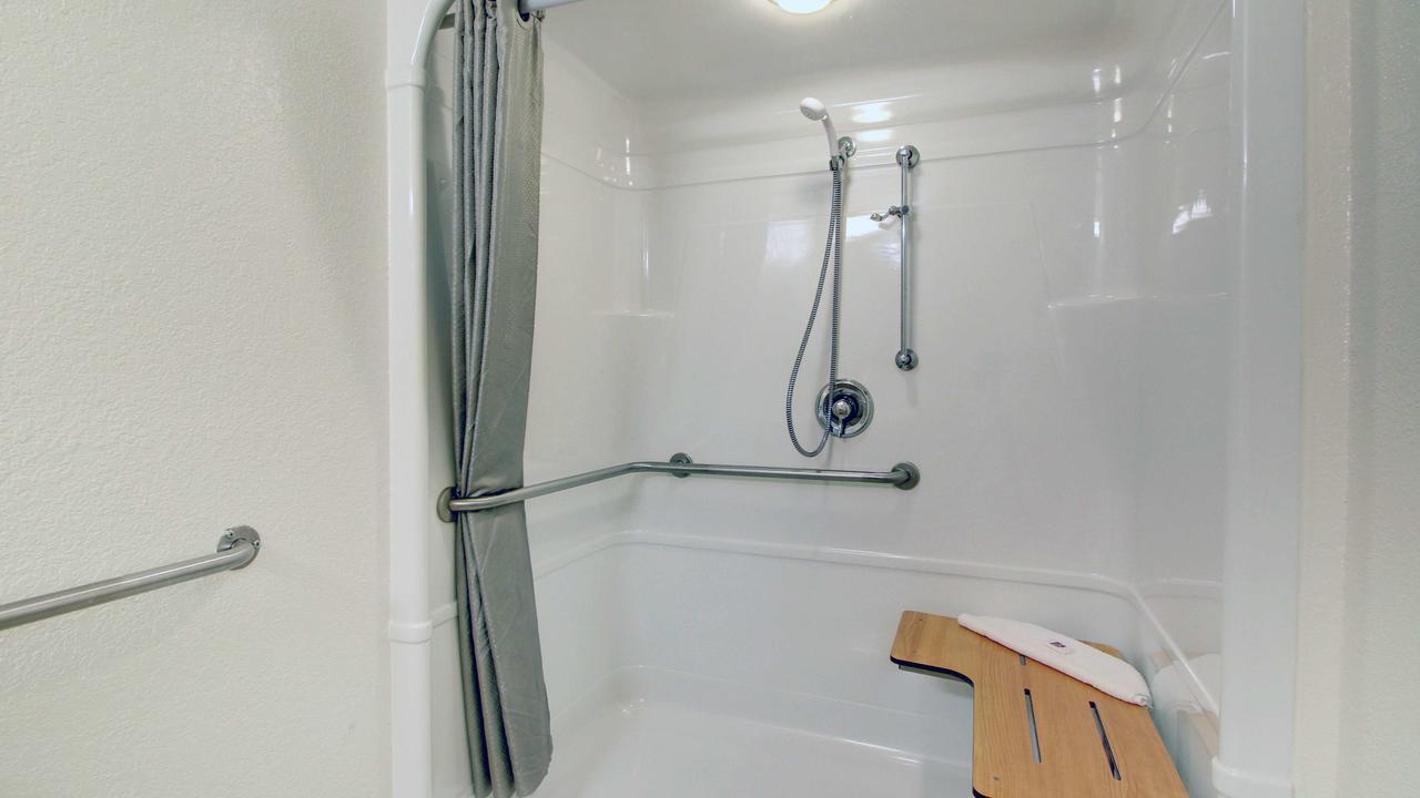 Queen Room - Disability Access - Non-Smoking