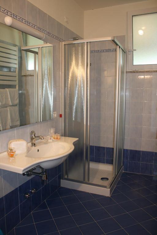 Großes Familienzimmer (2 Erwachsene + 1 Kind)