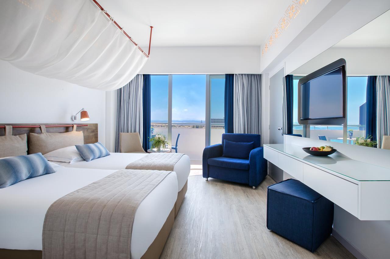 Junior Familiensuite mit seitlichem Meerblick und eigener Terrasse