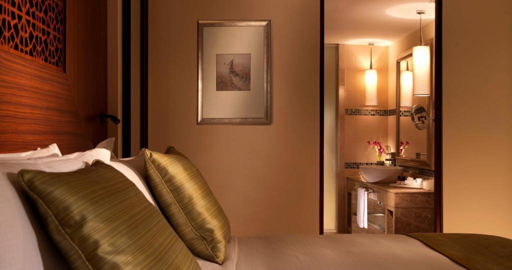 Zimmer Fairmont Serenity mit Kingsize-Bett und Balkon sowie Zugang zum Spa- und Thermalbereich