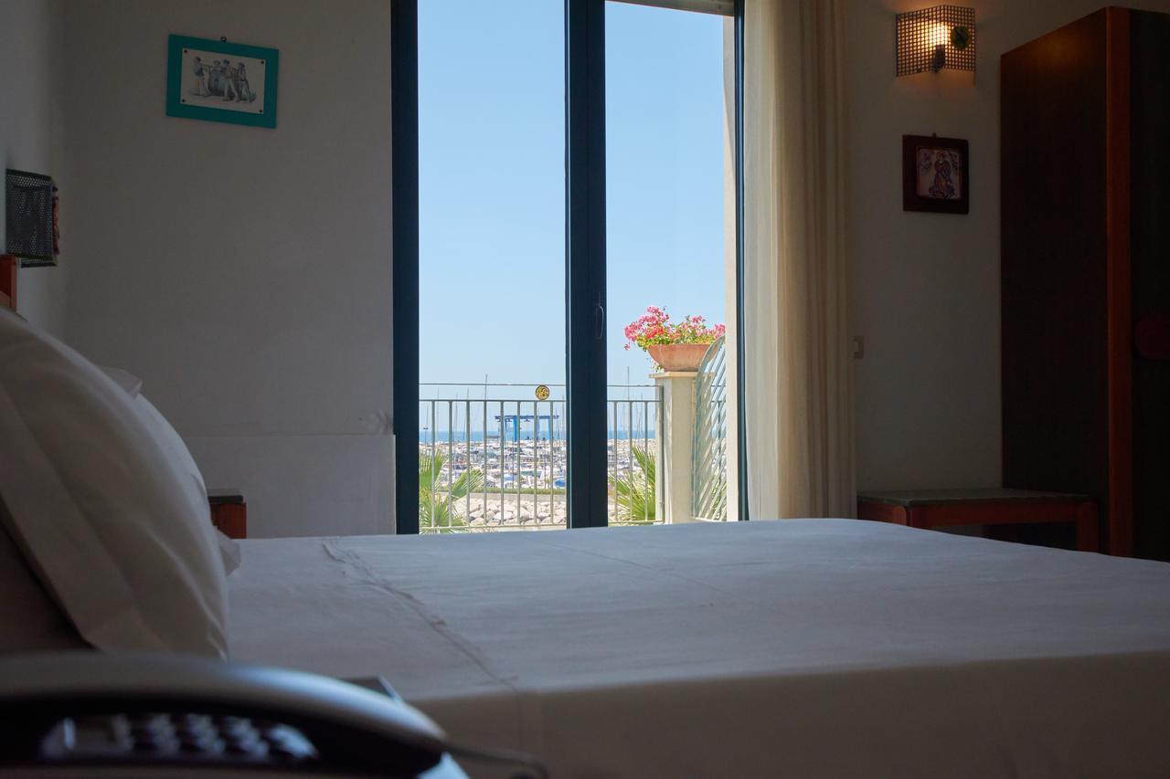 Camera Deluxe Matrimoniale/Doppia con Letti Singoli con Vista Mare Laterale