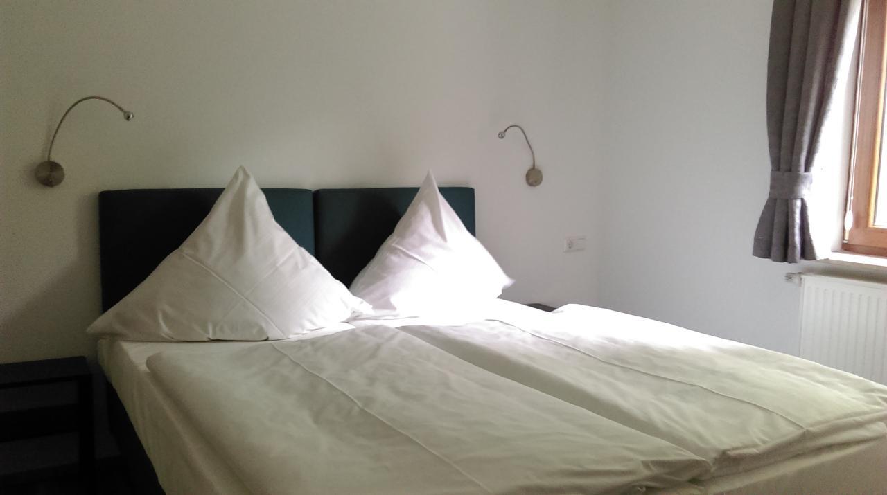 Zweibettzimmer mit Bad