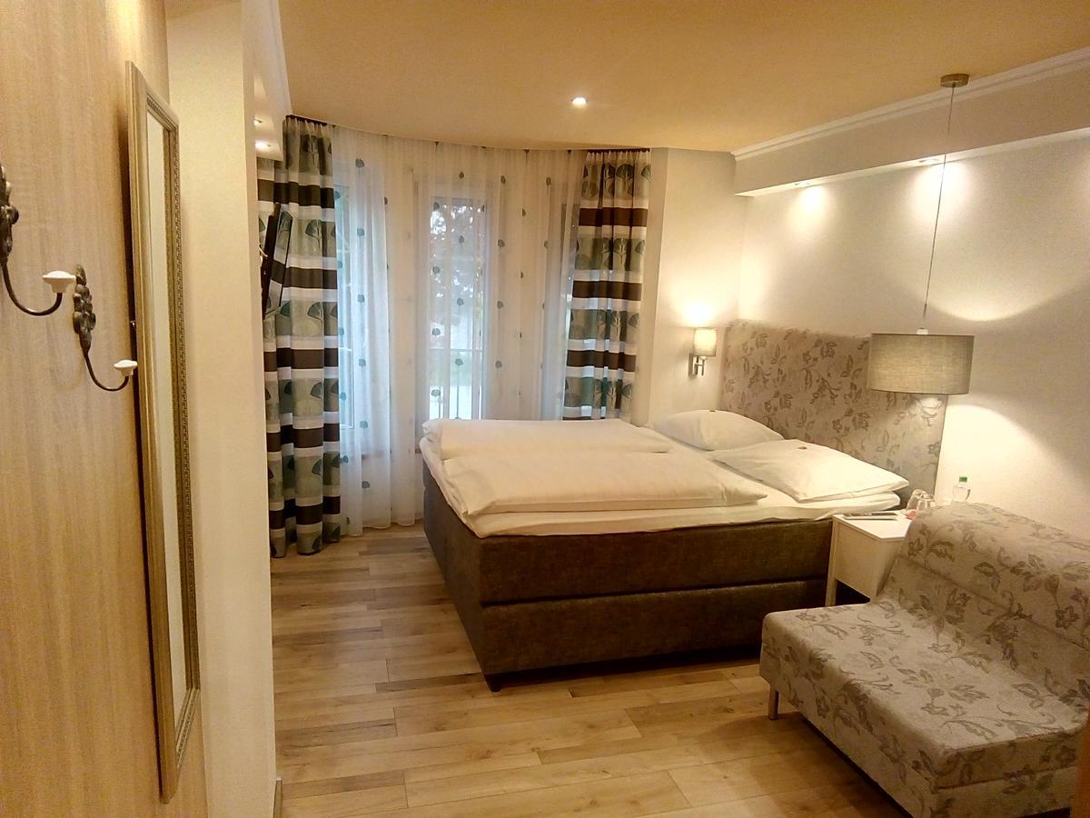 Dreibettzimmer mit Dusche