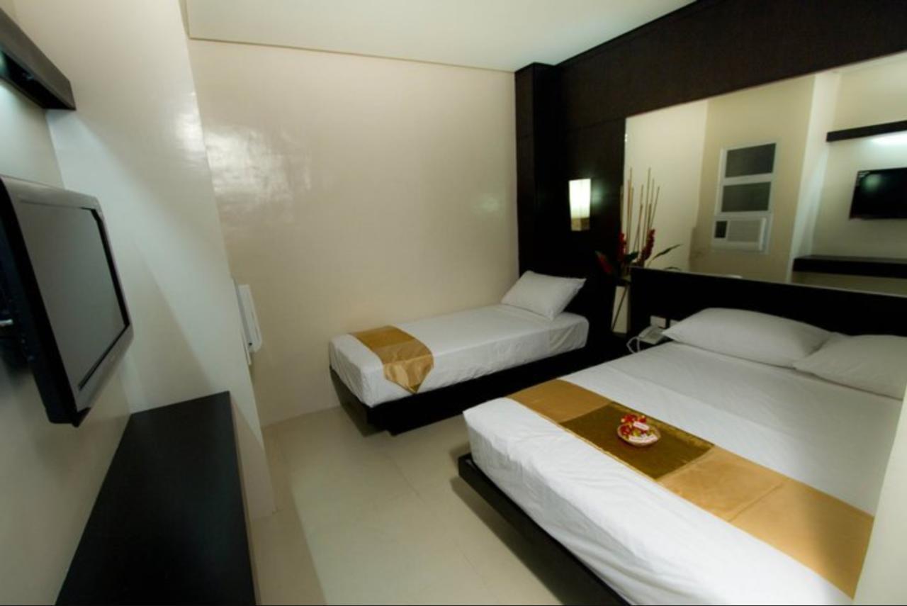 Family Room (3 Adults)