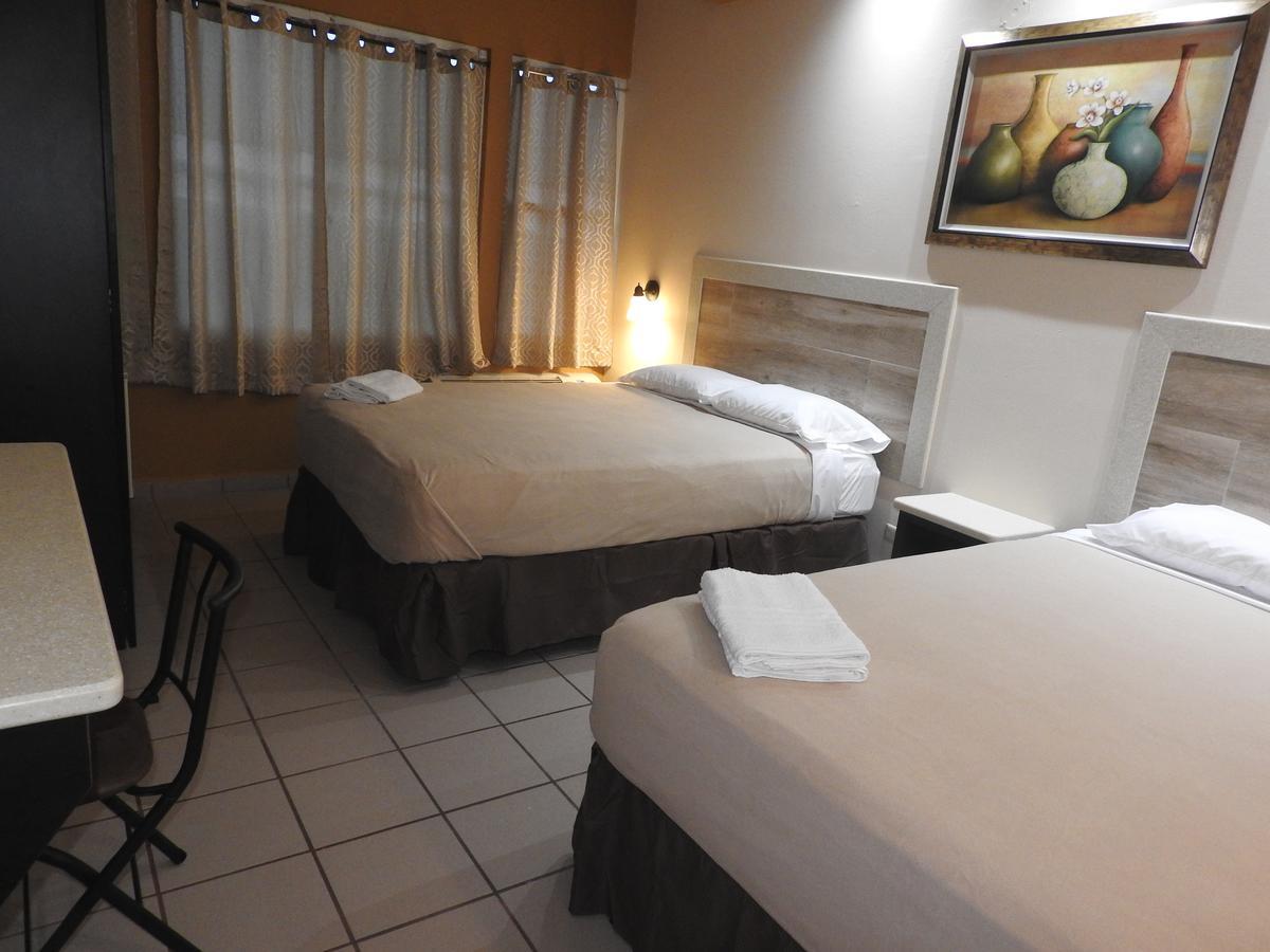 Quarto com 1 Cama Queen-size e Beliches