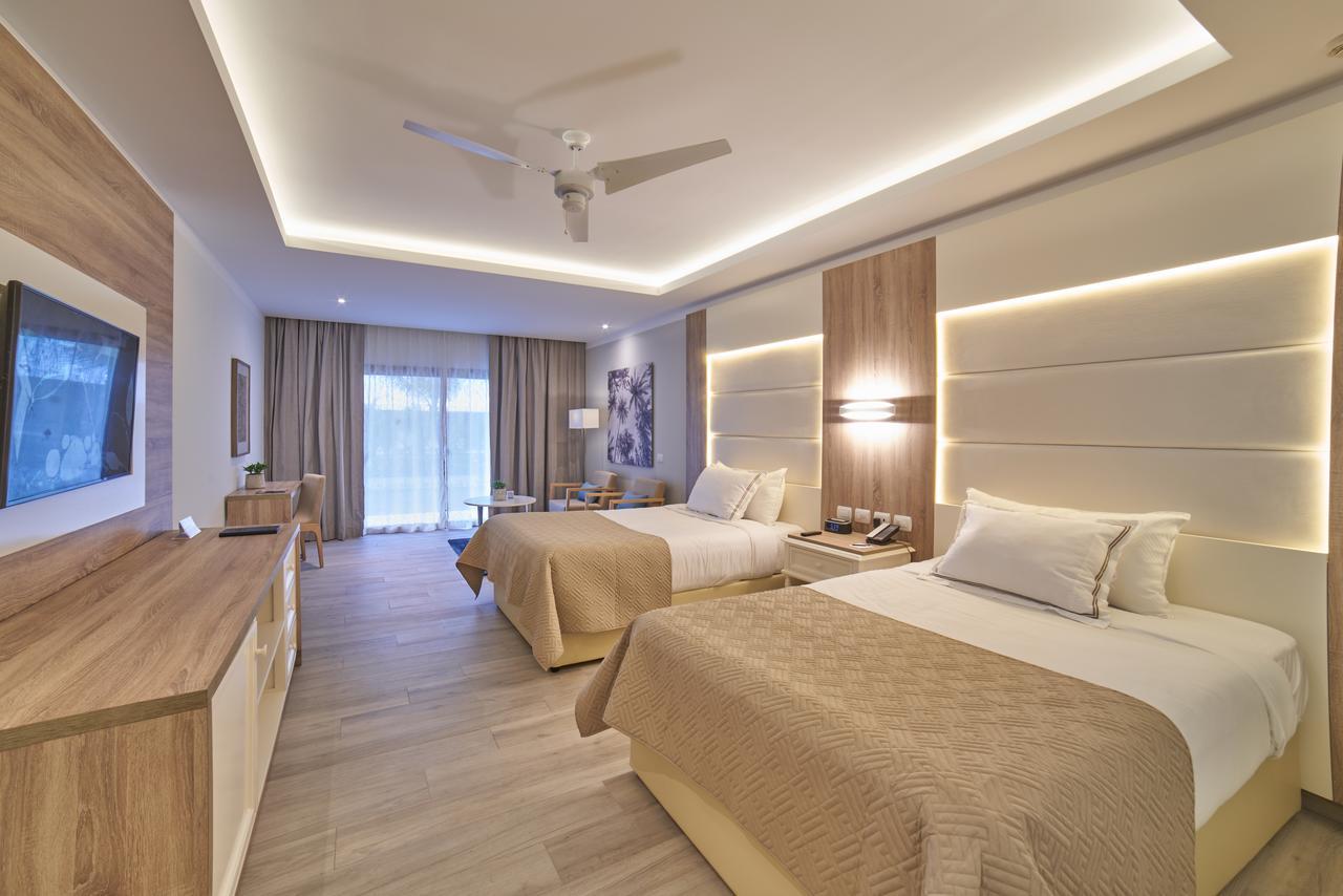 Junior Suite Deluxe Swim Up (1 Adult)