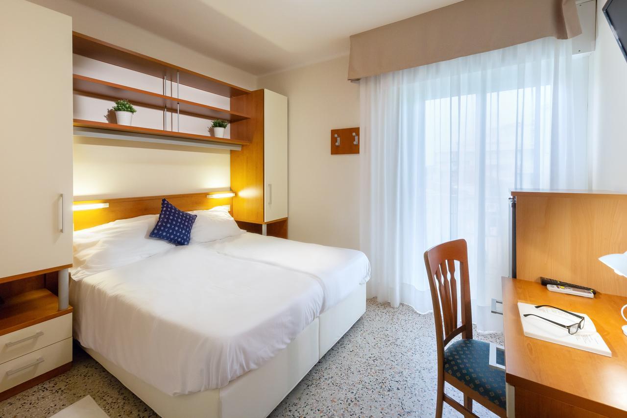 Doppelzimmer mit seitlichem Meerblick