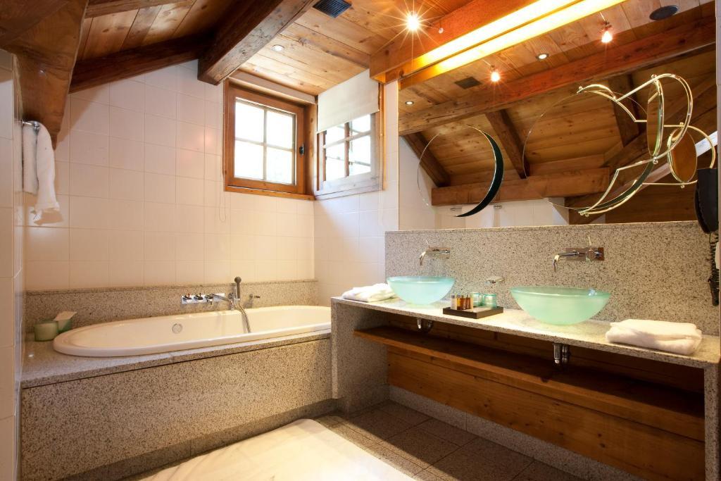 Chambre Double ou Lits Jumeaux Prestige avec Cheminée - La Ferme