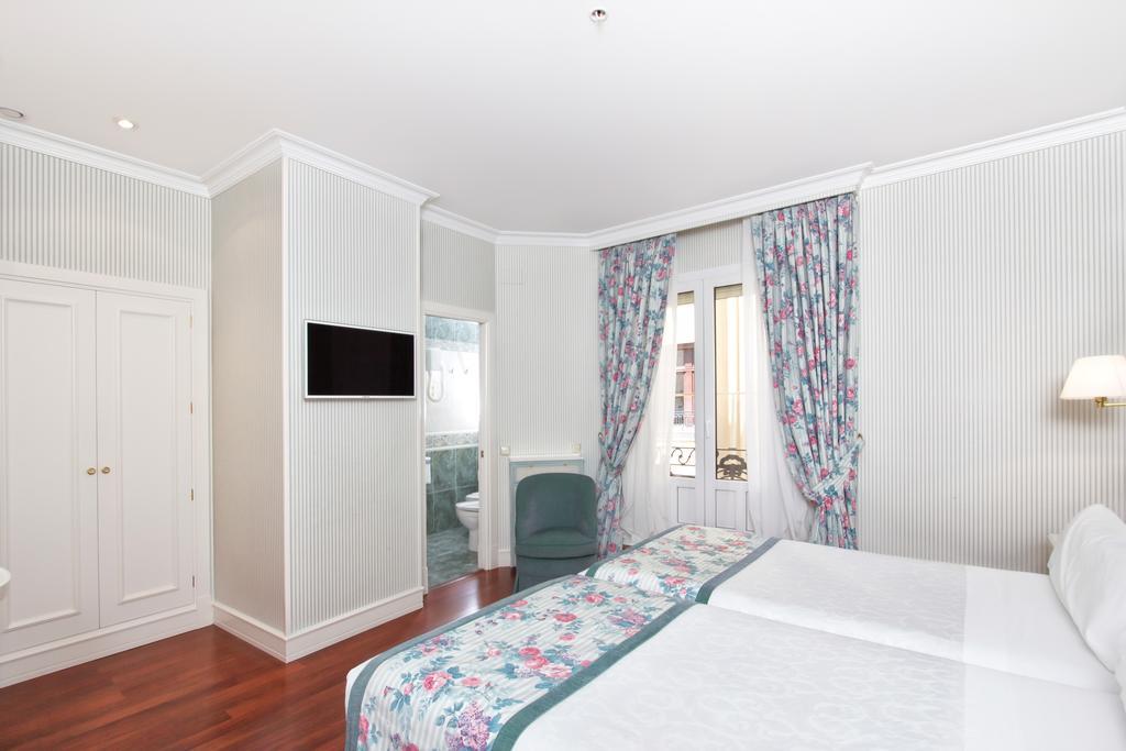 Quarto com Cama de Casal ou 2 de Solteiro
