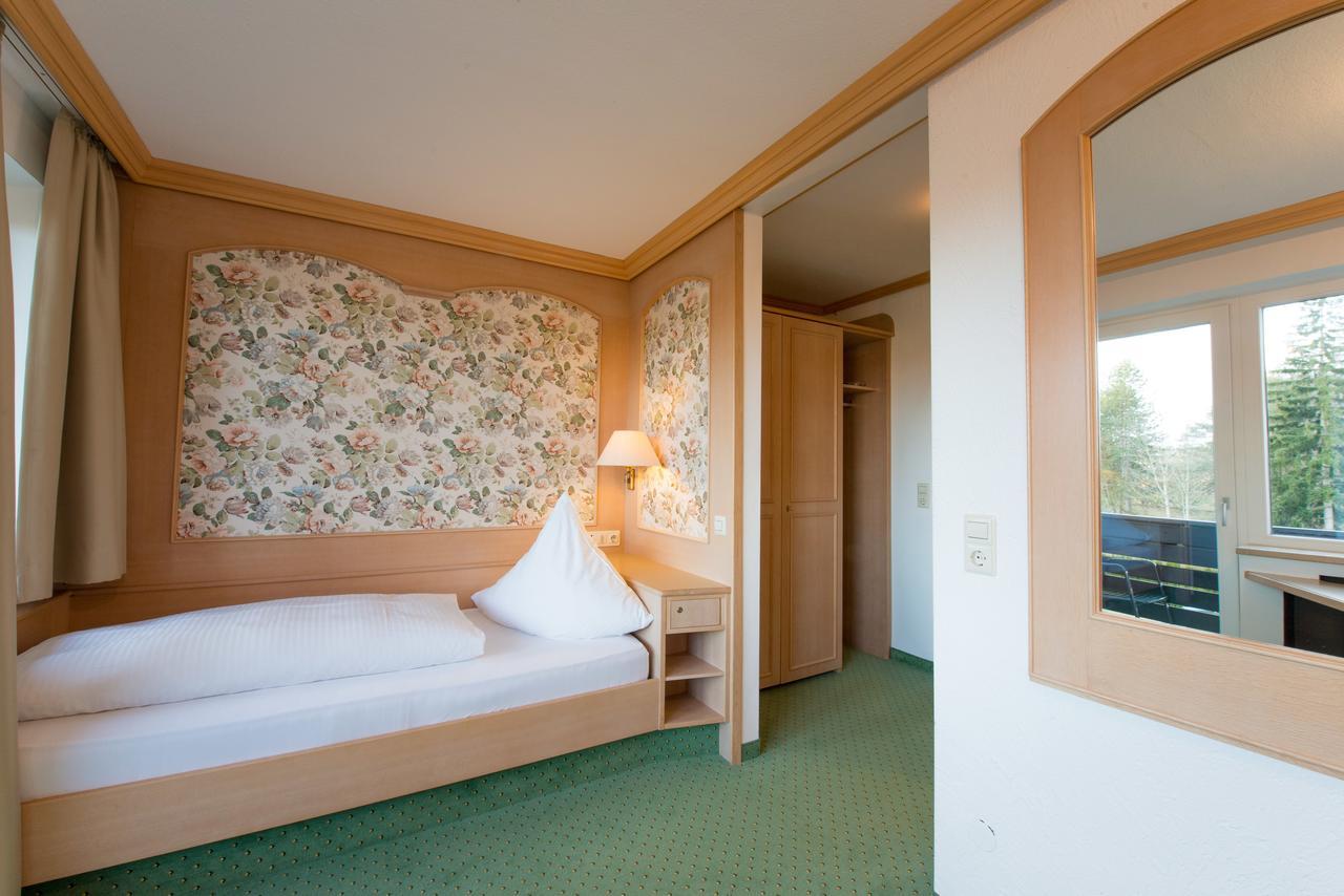 Kleines Zweibettzimmer mit Balkon