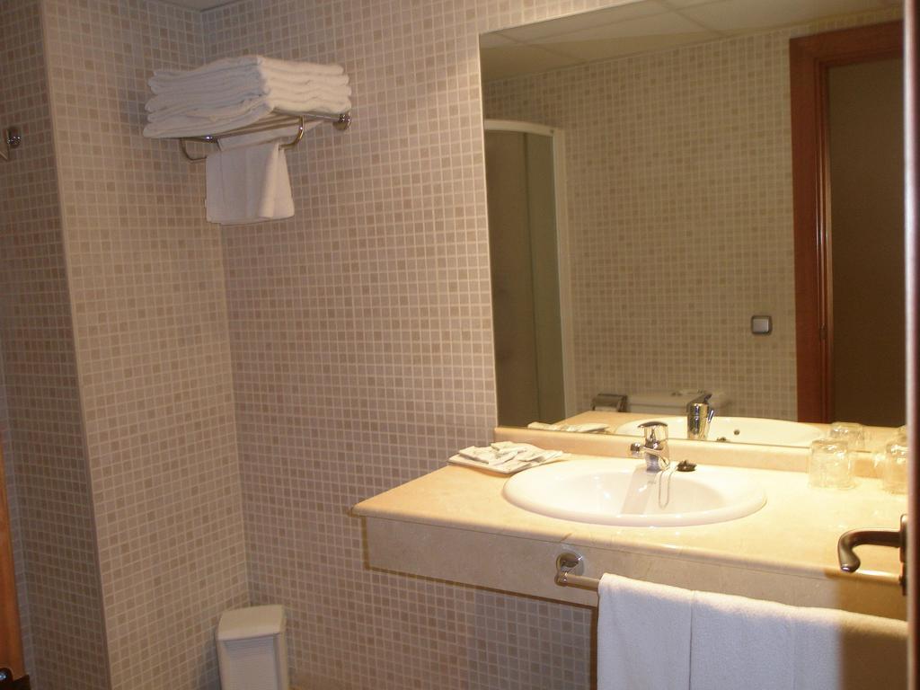 Habitación con cama grande