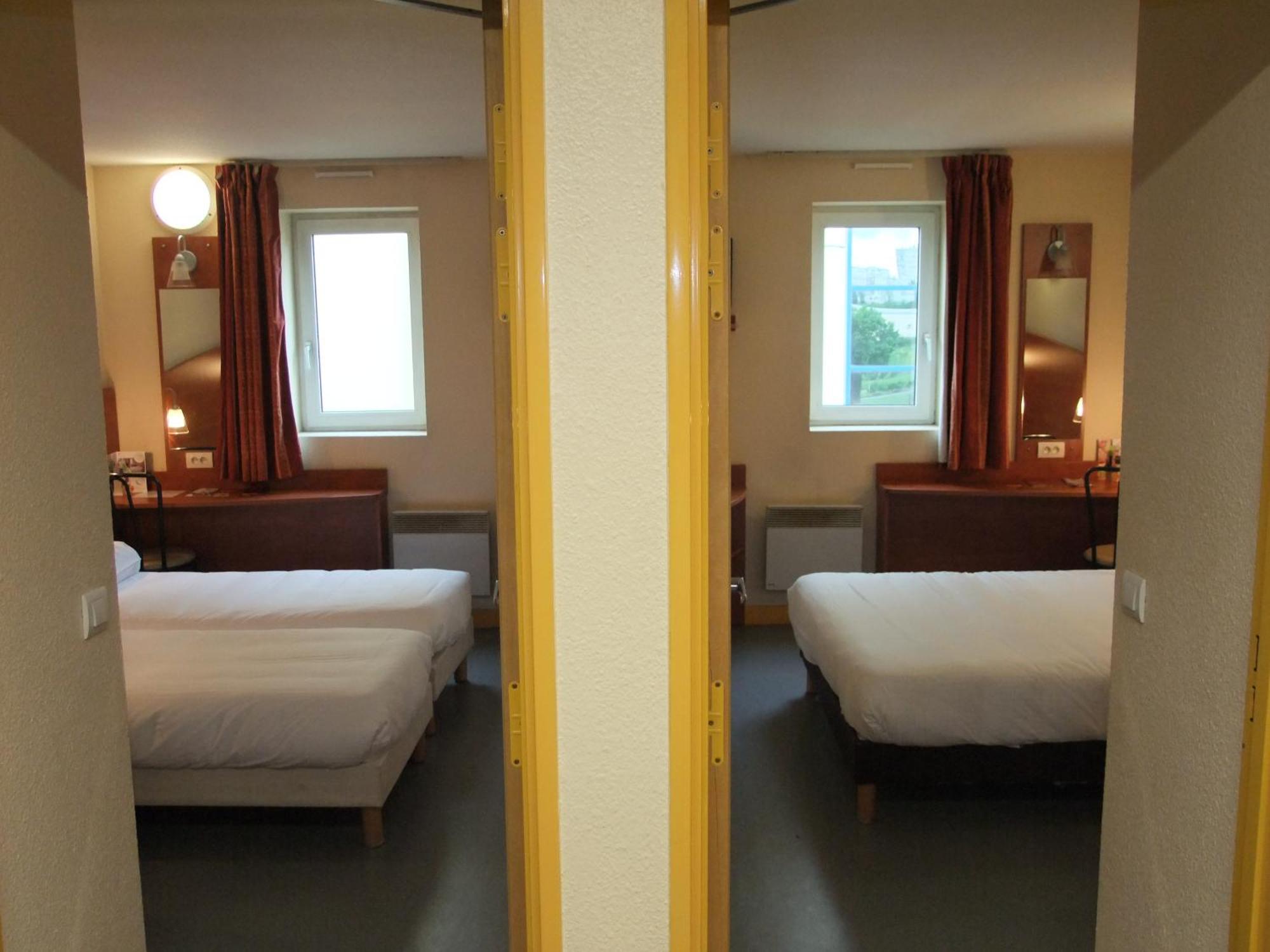 Twee Onderling Verbonden Kamers (1 met tweepersoonsbed en 1 met 2 aparte bedden)