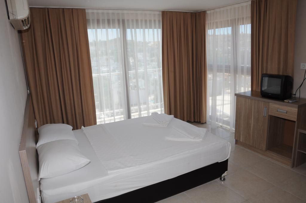 Standard Double or Twin Room with Partial Side View,68137862:JPEG