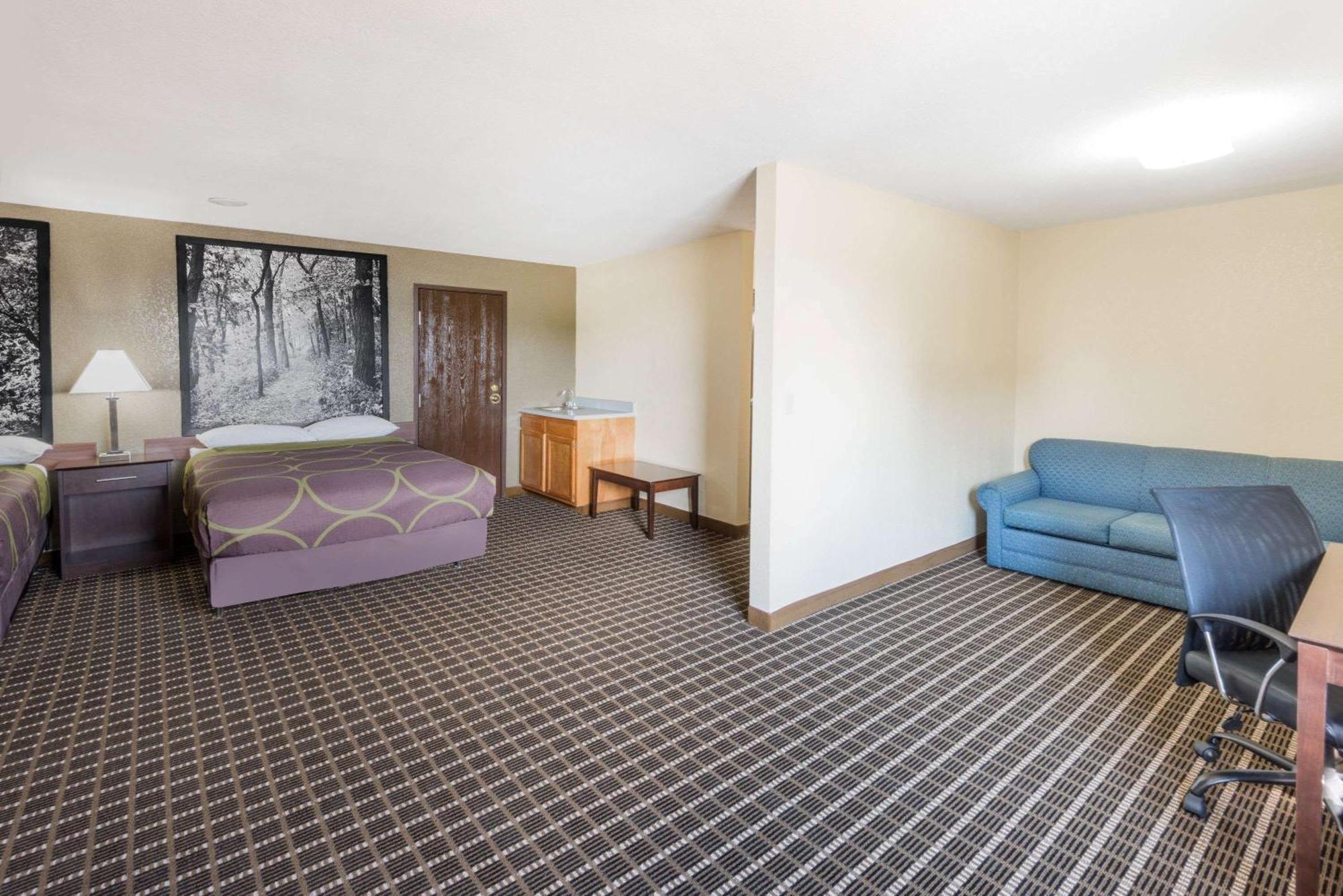 Studio Suite with Two Double Beds - Non-Smoking