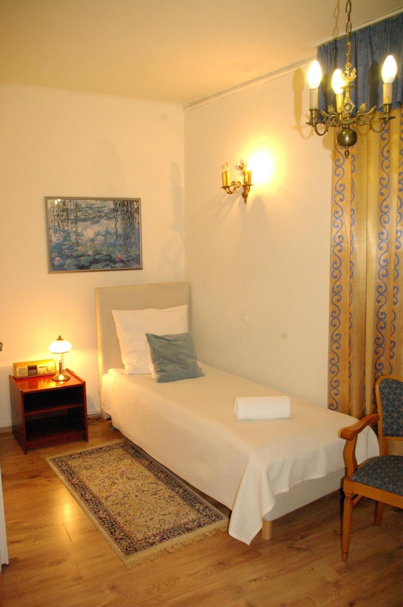 Single Room with Royal Castle View (28)