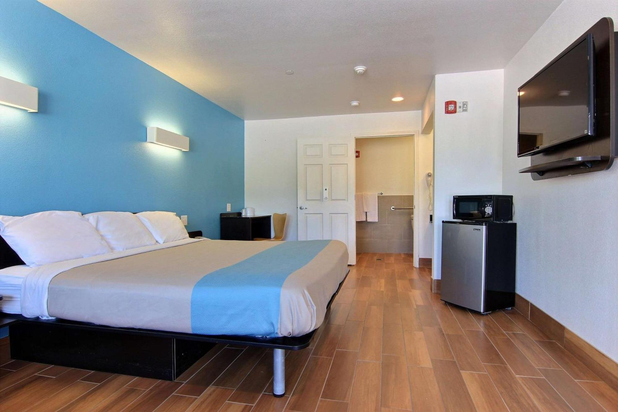 King Room with Roll-In Shower - Disability Access
