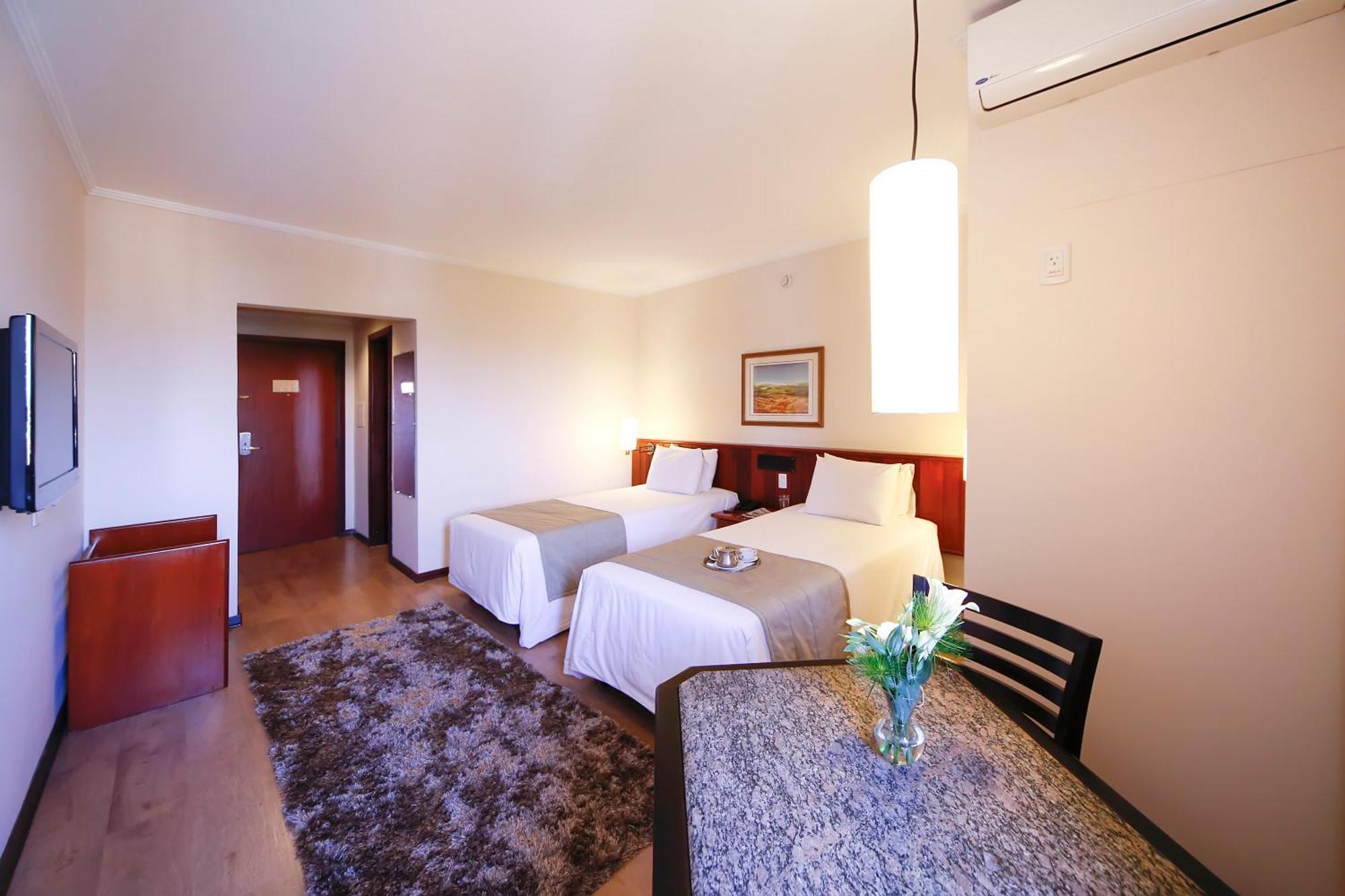 Quarto Grande com 2 Camas de Solteiro