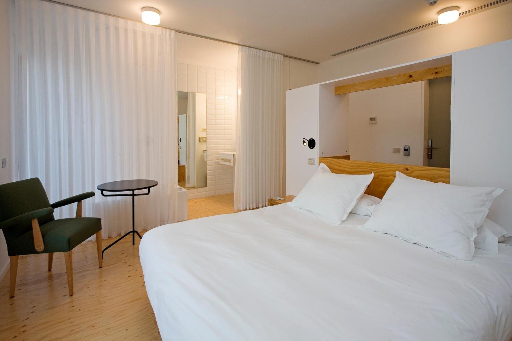 Suite con bañera al aire libre y patio privado