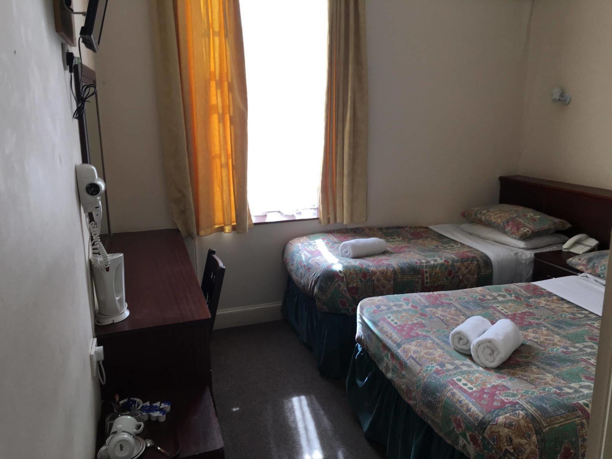 Zweibettzimmer mit eigenem Bad