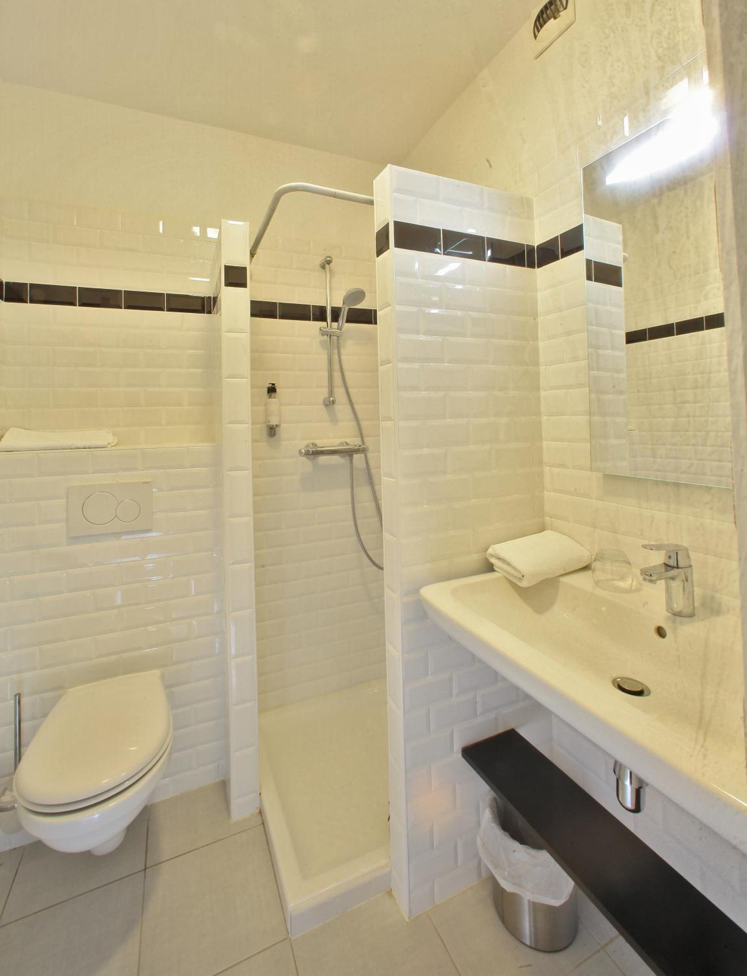 Chambre Double avec Douche - Vue sur la Cité
