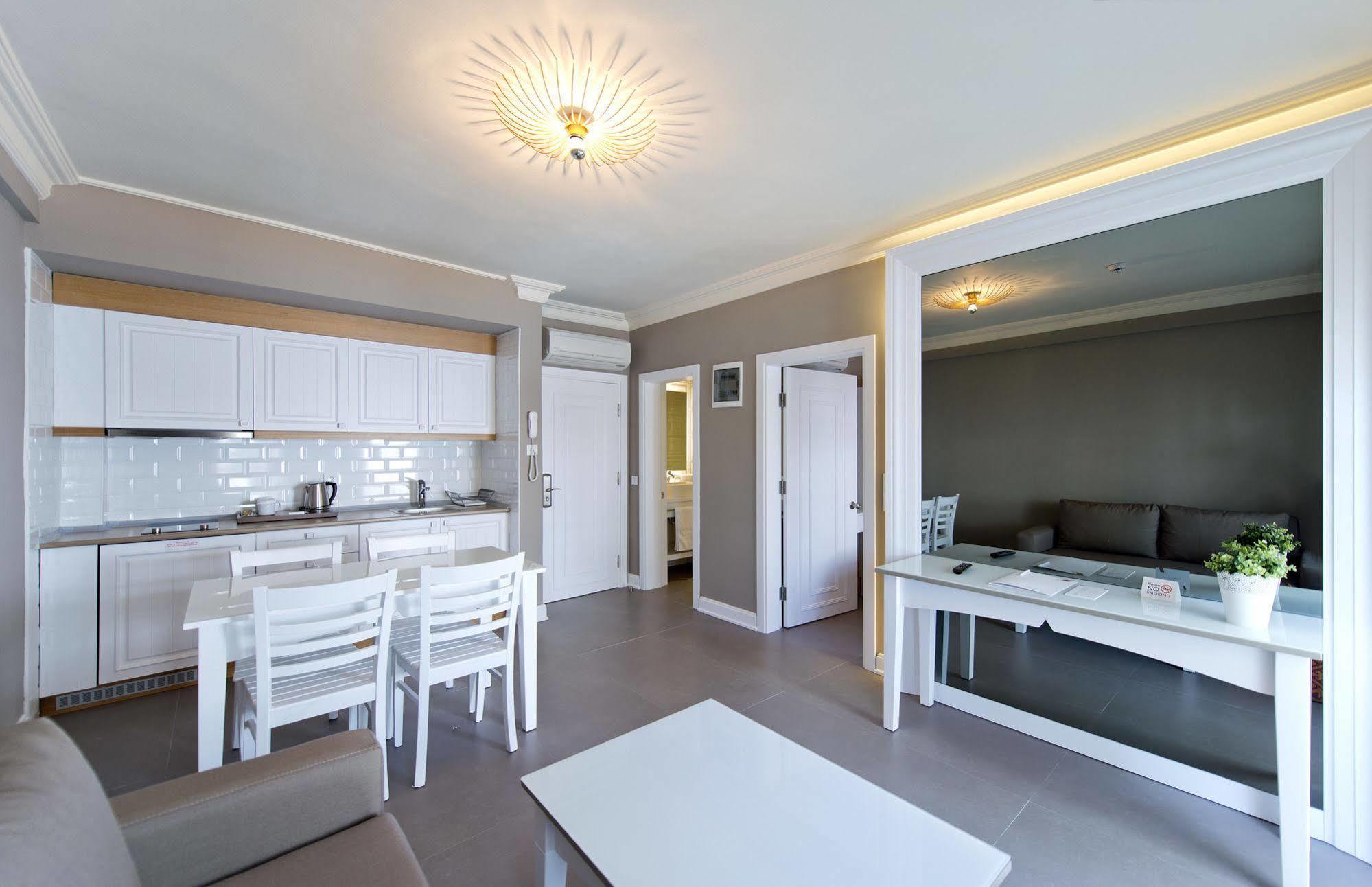 Deluxe Suite mit Küche - Meer- und Poolblick
