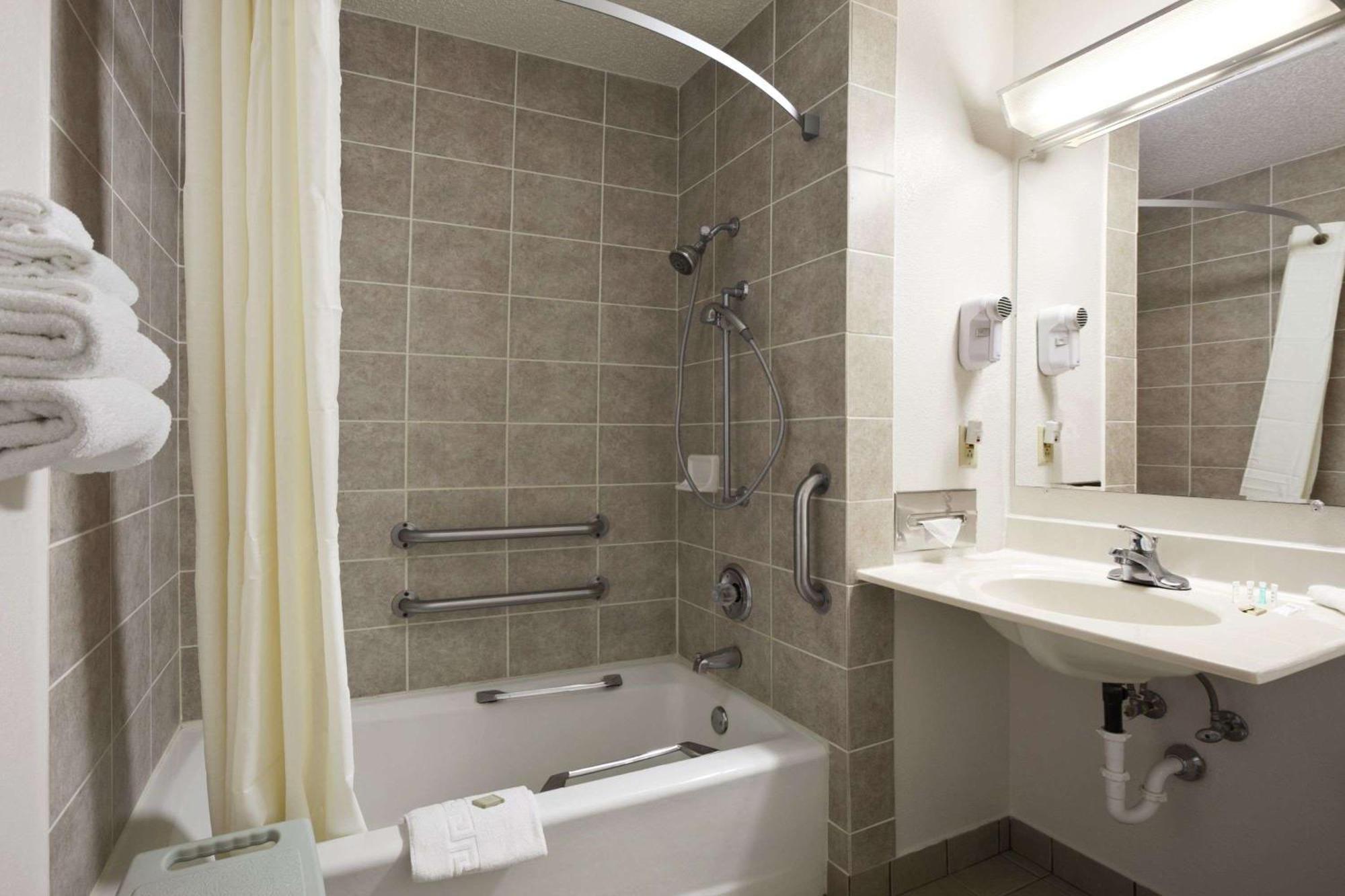 Queen Room - Mobility Access/Non-Smoking