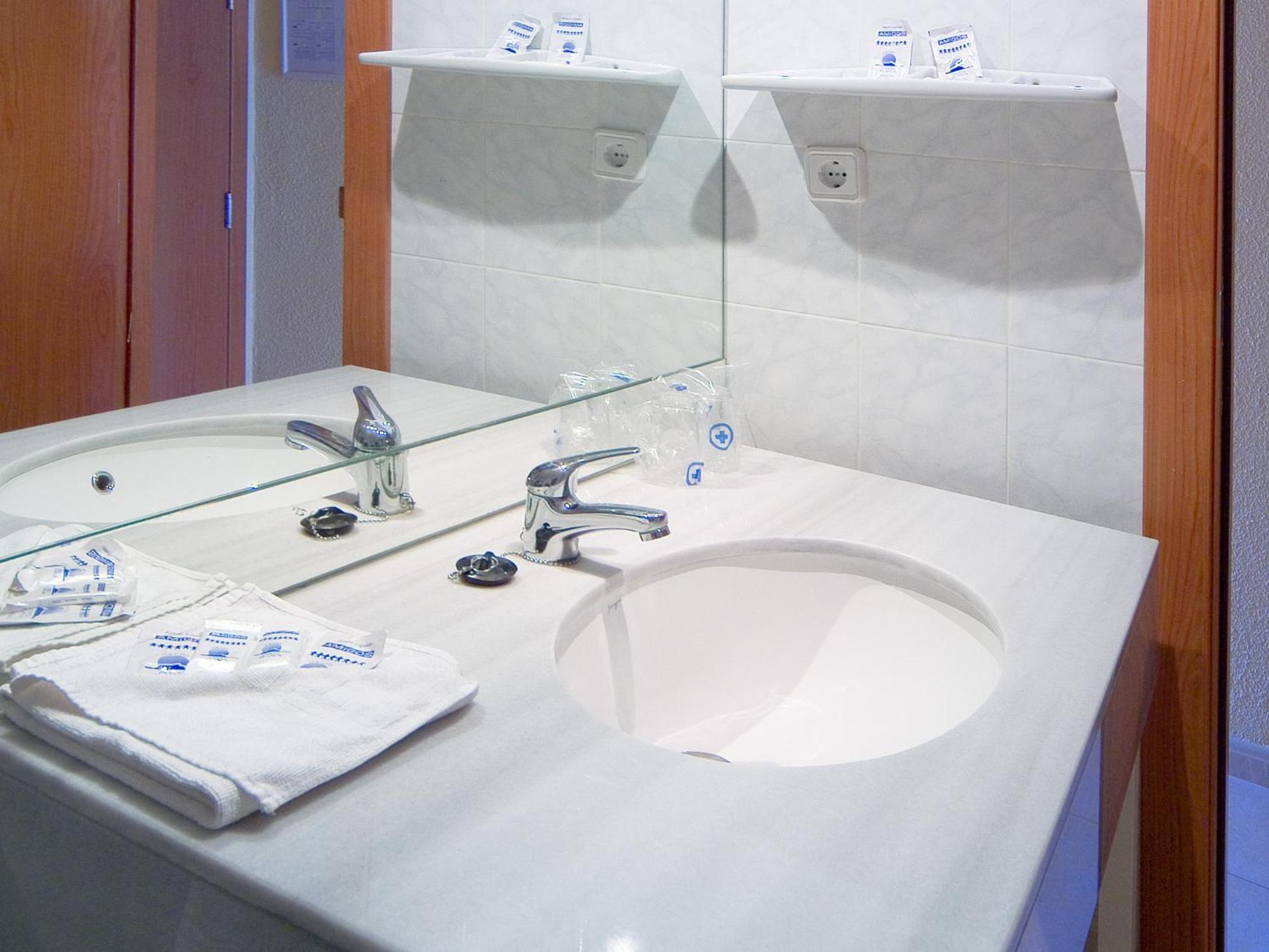 Quarto Duplo com Vista para a Piscina (2 Adultos)