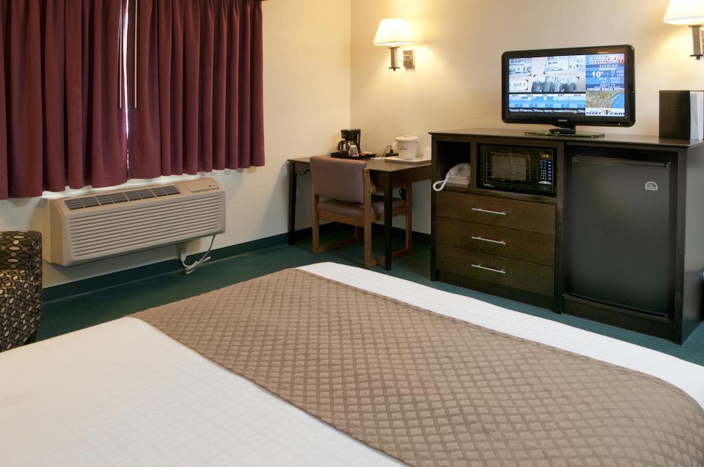 Deluxe King Studio Suite - Non-Smoking