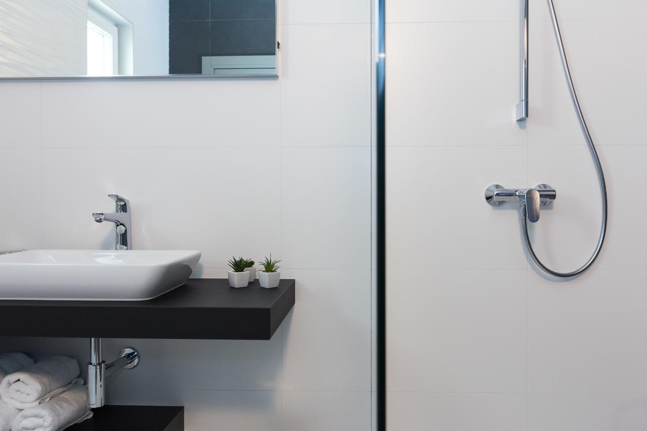 Deluxe Doppel- oder Zweibettzimmer mit Balkon und Meerblick