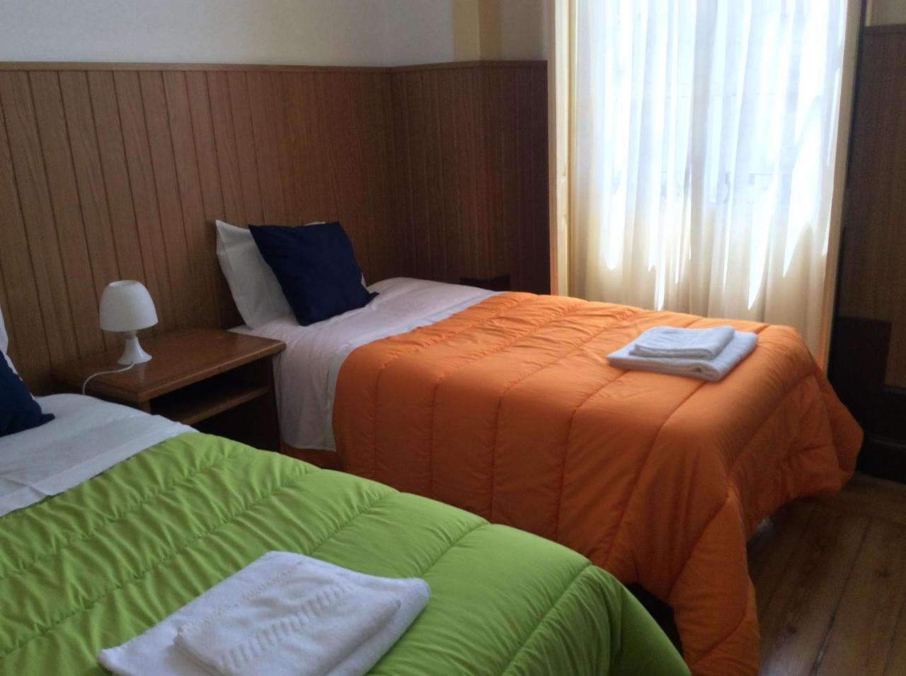 Quarto com 2 Camas de Solteiro e Banheiro Privativo