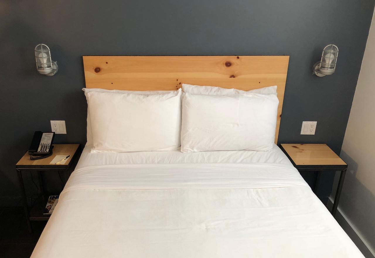 Habitación con cama grande