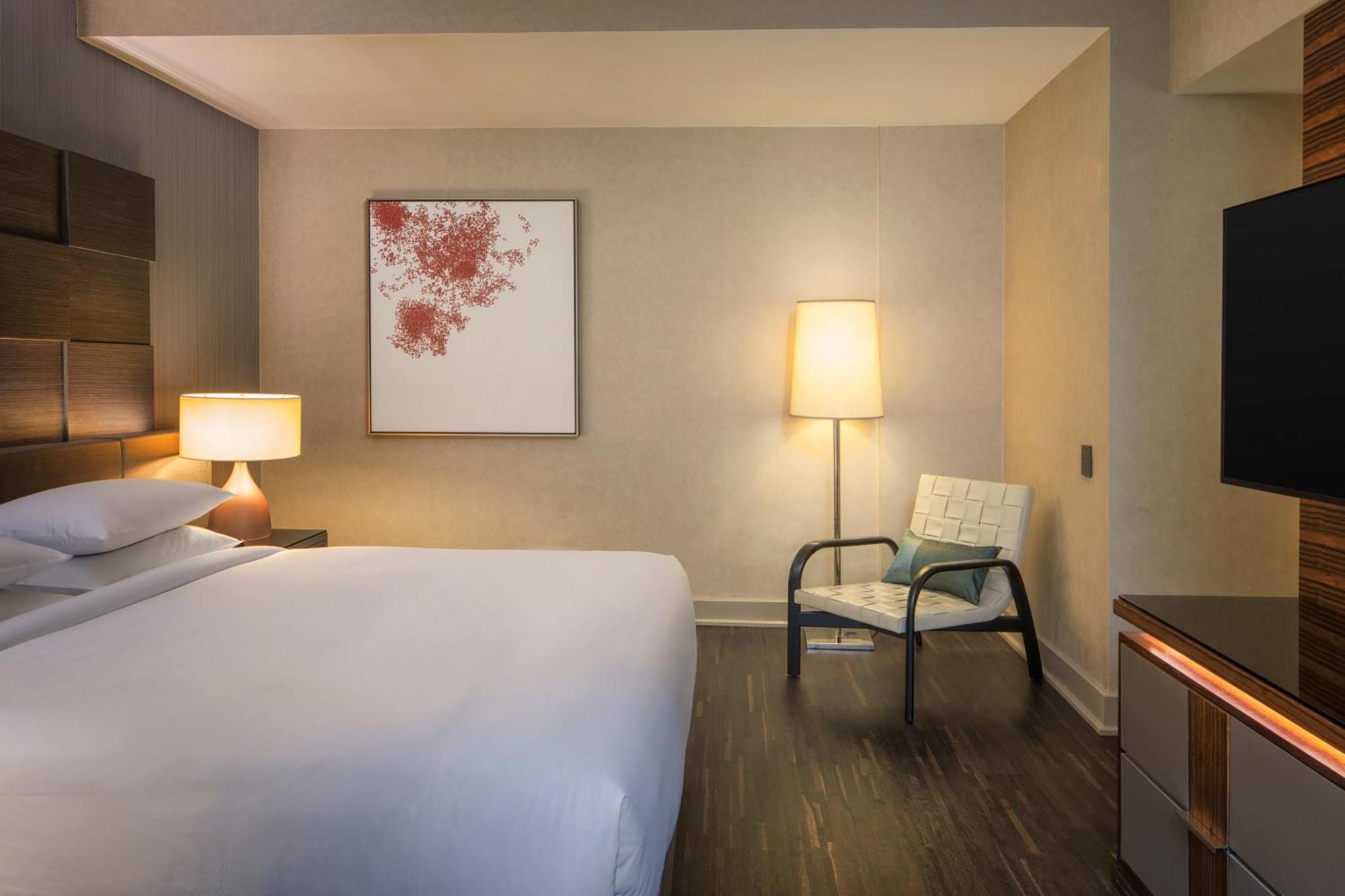Chambre Lit King-Size avec Douche Accessible en Fauteuil Roulant - Adaptée aux Personnes à Mobilité Réduite