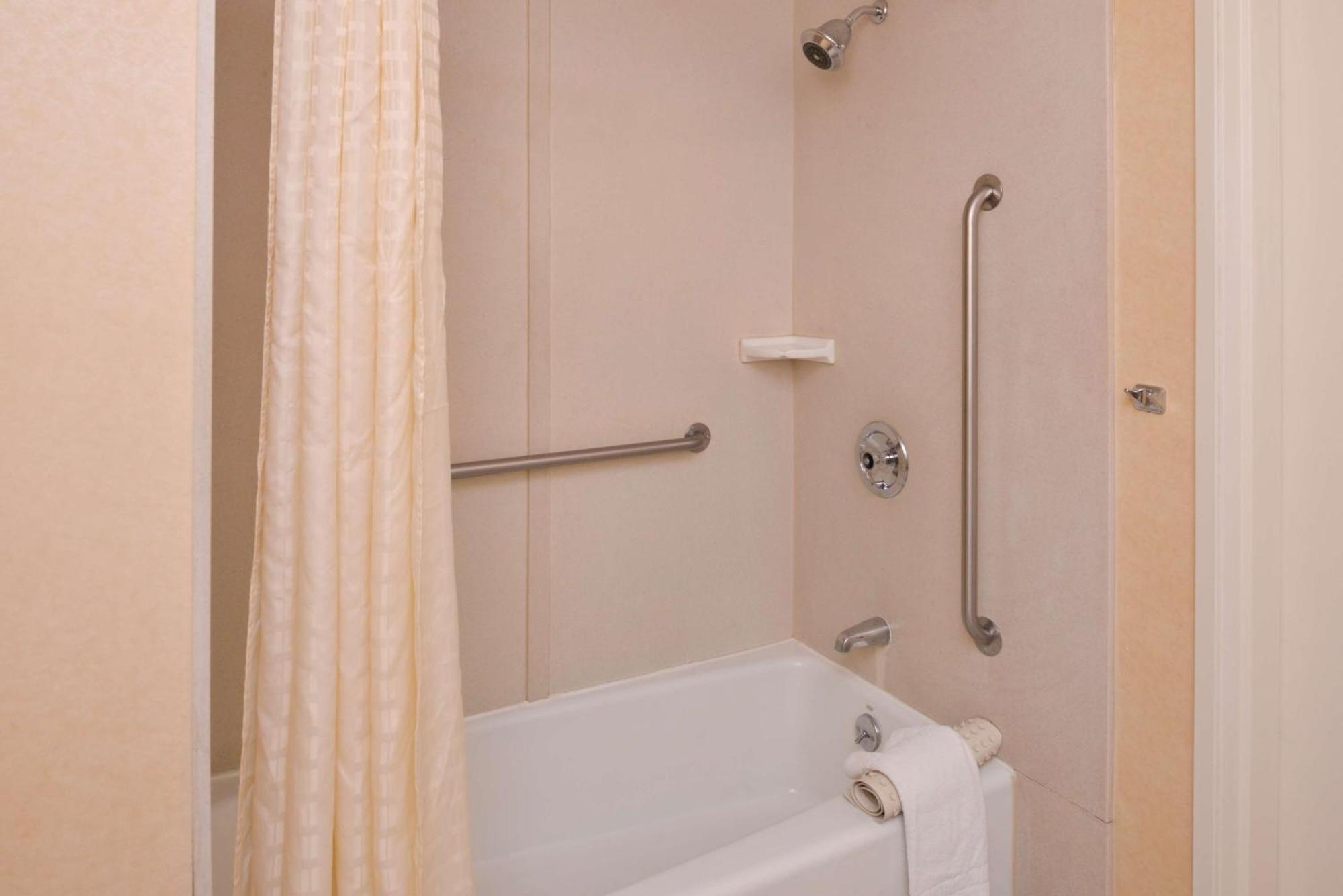 King Room with Bath Tub - Mobility Accessible/Non-Smoking