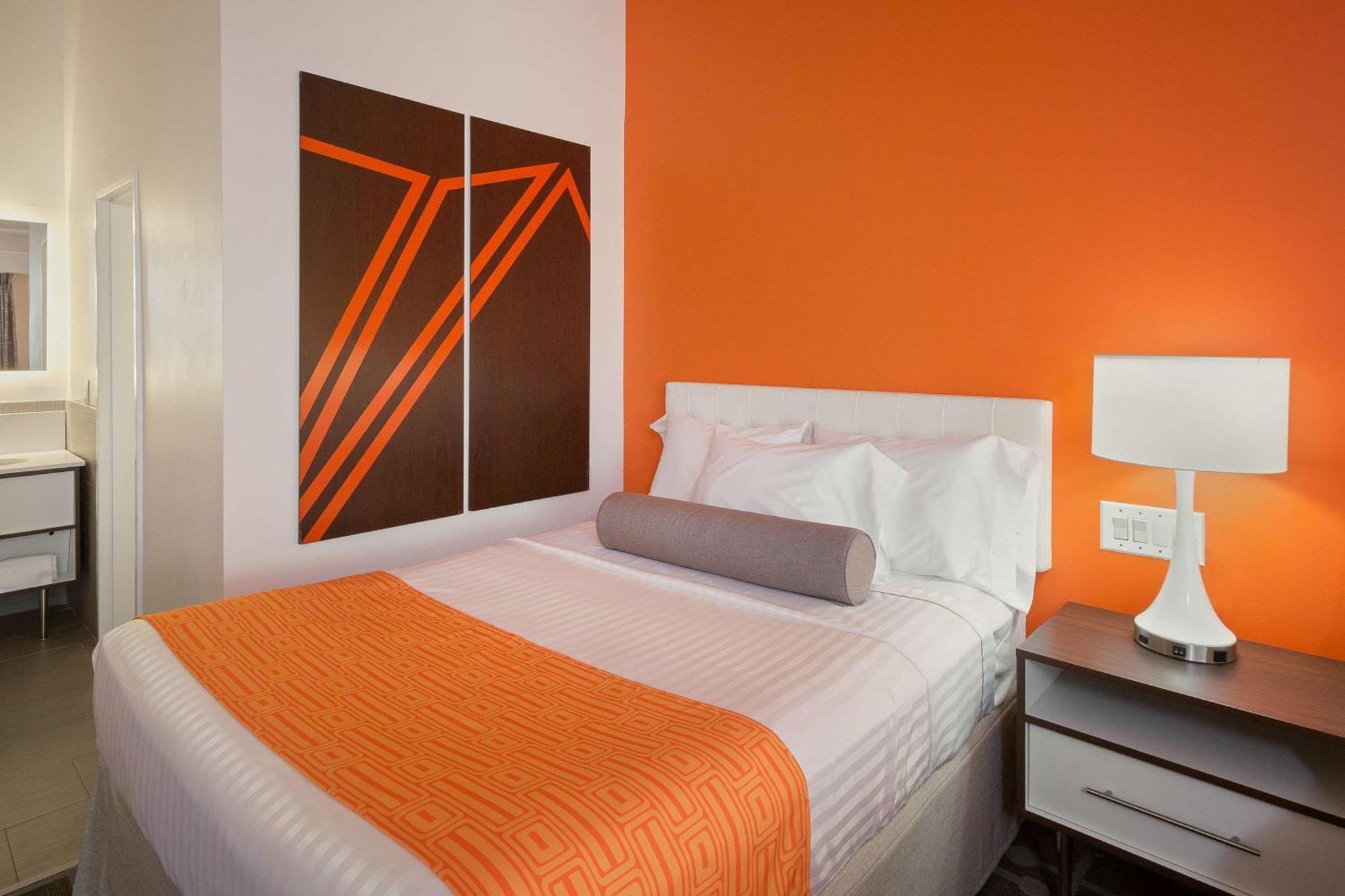 Deluxe Queen Room with Two Queen Beds - Non-Smoking