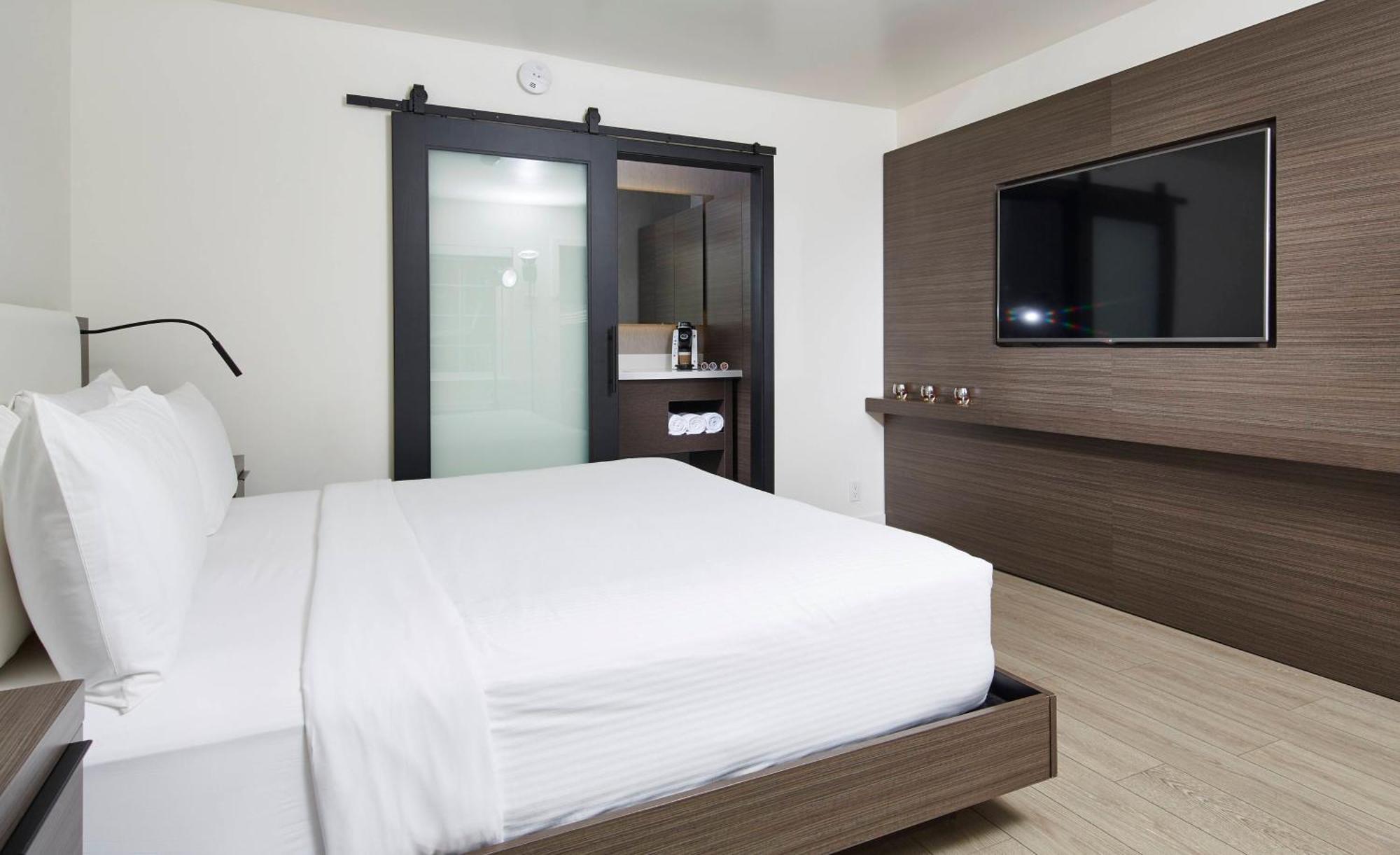 Standard Queen Room