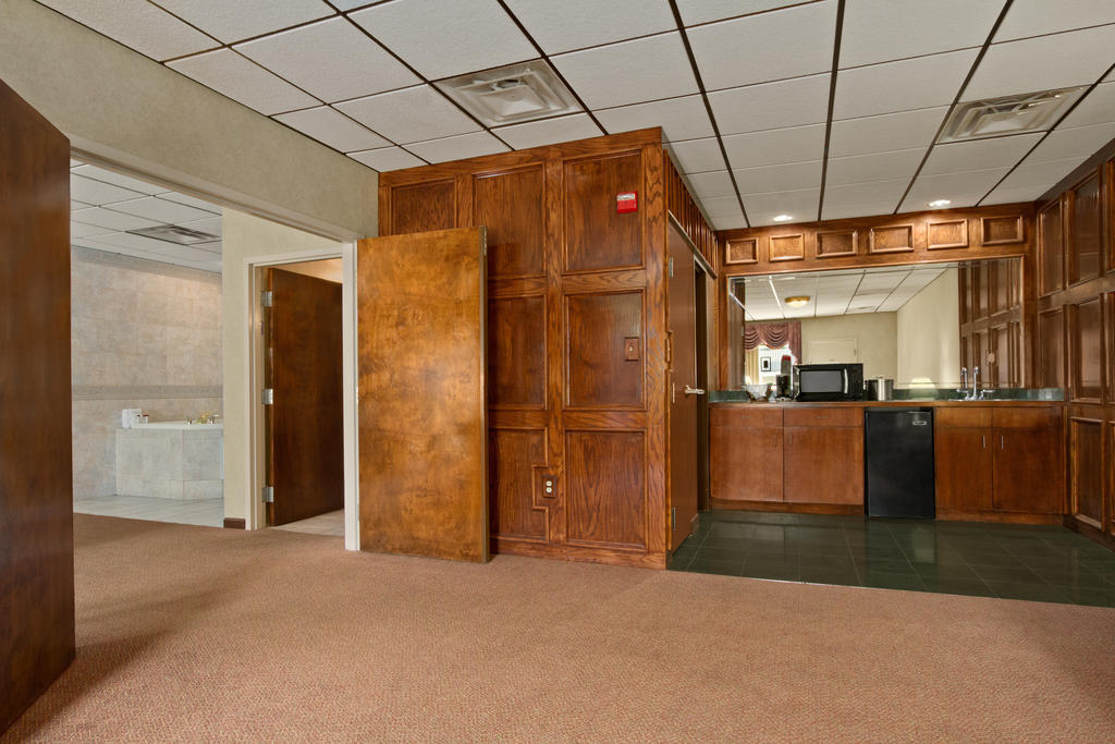 One-Bedroom Suite with King Bed, First Floor, Non-Smoking