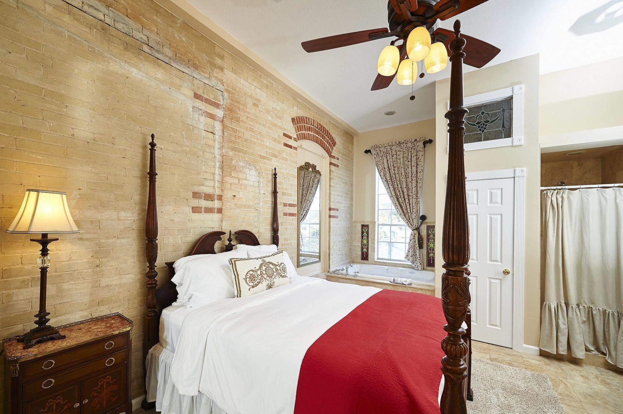 Queen Room with Spa Bath