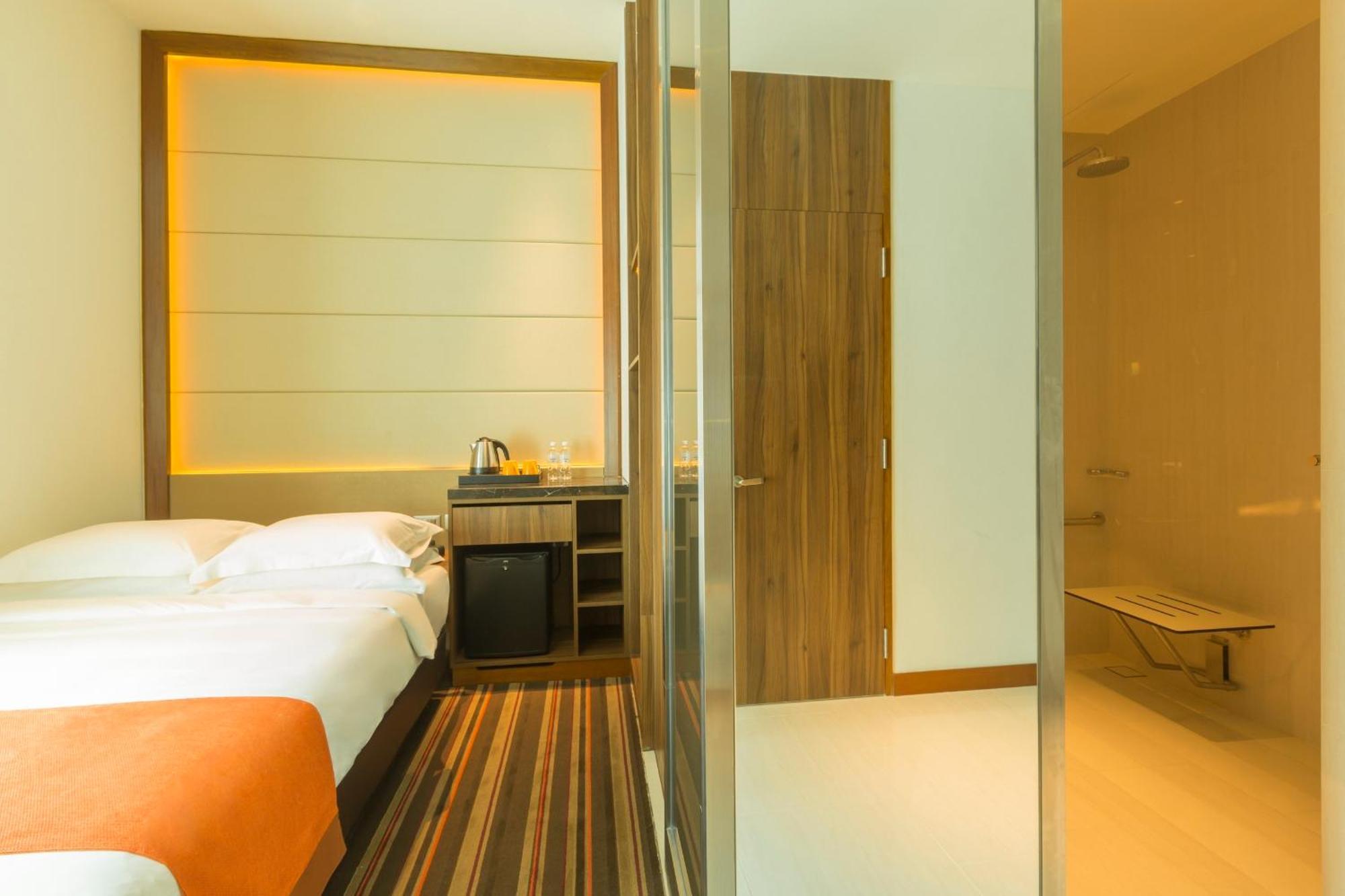 Chambre Lit Queen-Size - Accessible aux Personnes à Mobilité Réduite avec Petit-Déjeuner Gratuit
