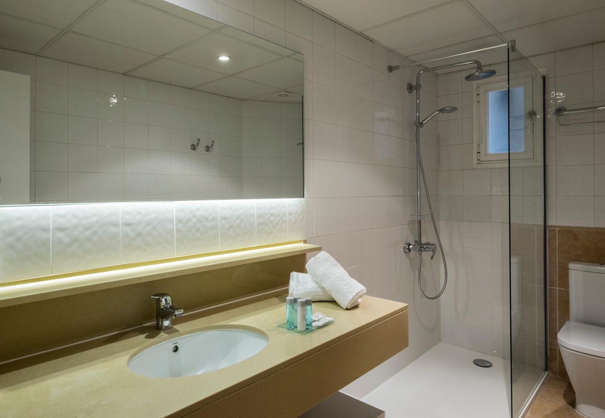 Chambre Double ou Lits Jumeaux avec Lit d'Appoint (2 Adultes + 1 Enfant)