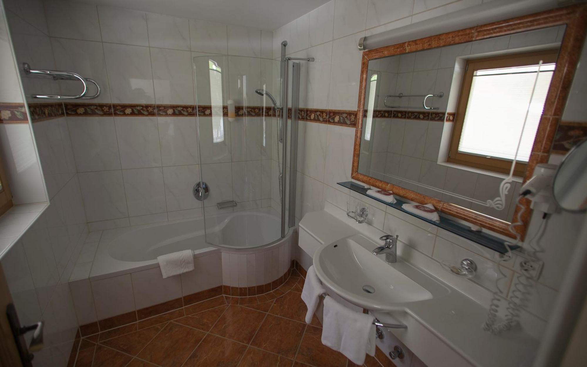 Junior Suite mit Badewanne und Balkon