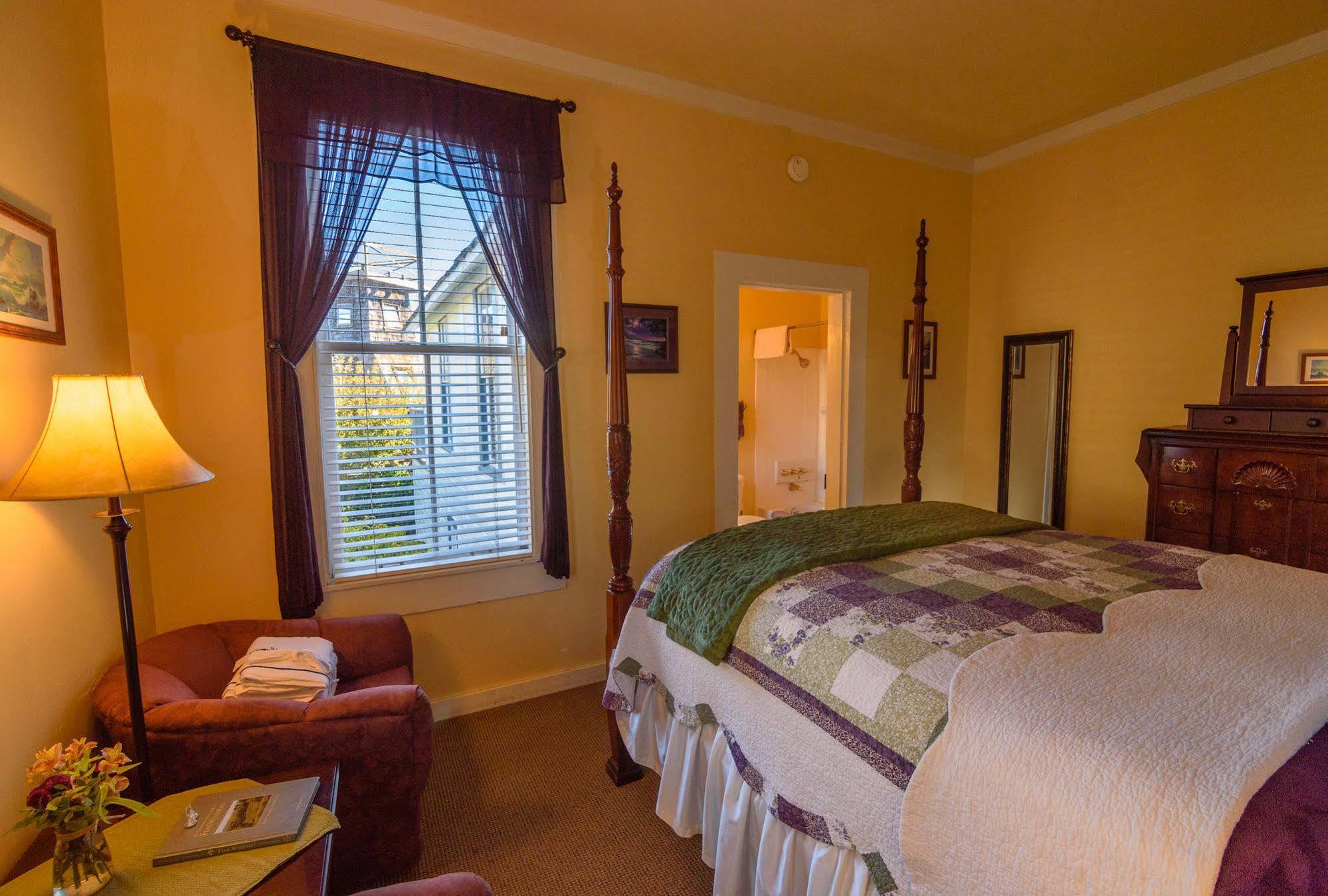 Standard Queen Room - Pet Friendly
