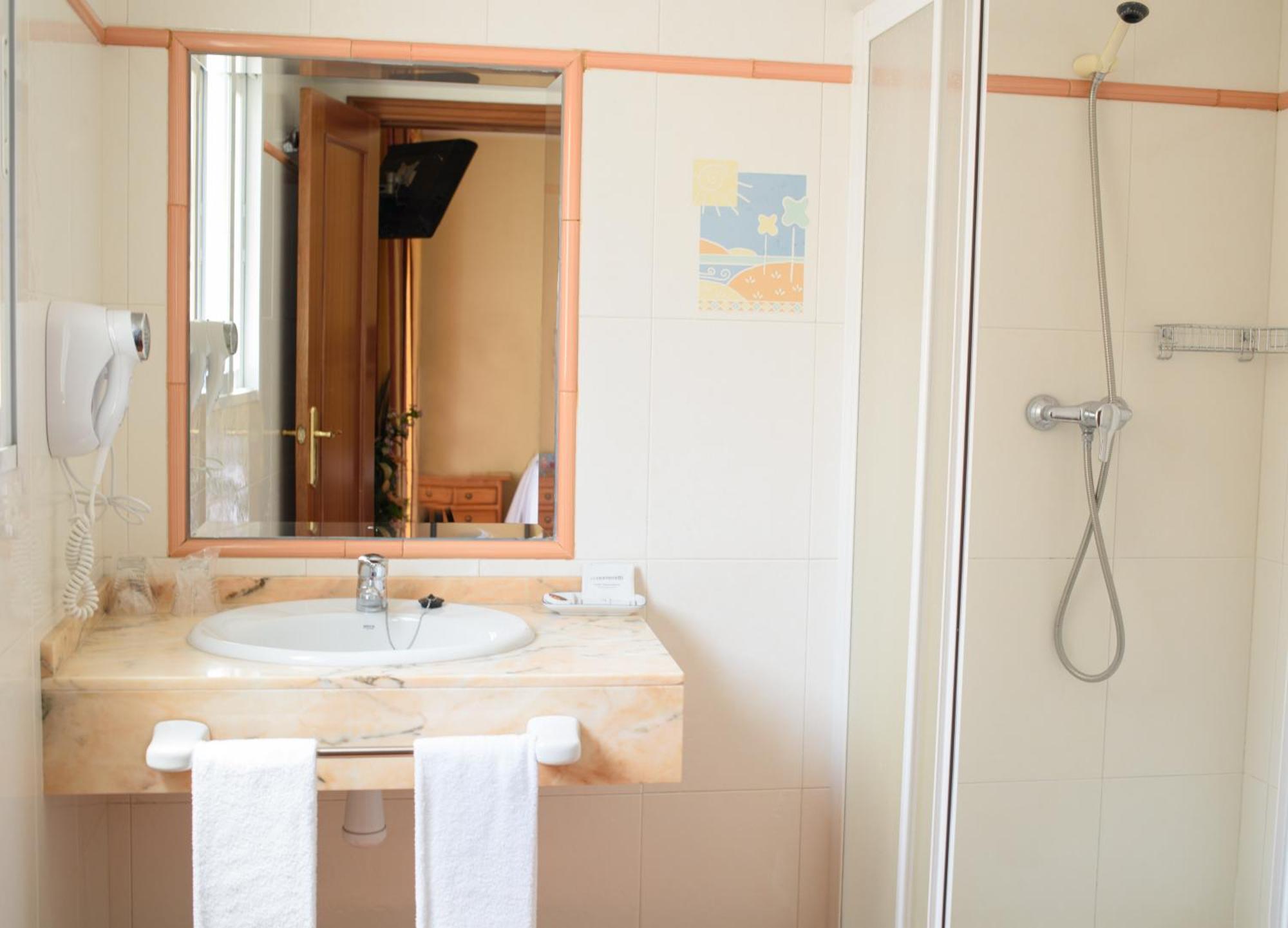 Habitación con cama extragrande y balcón