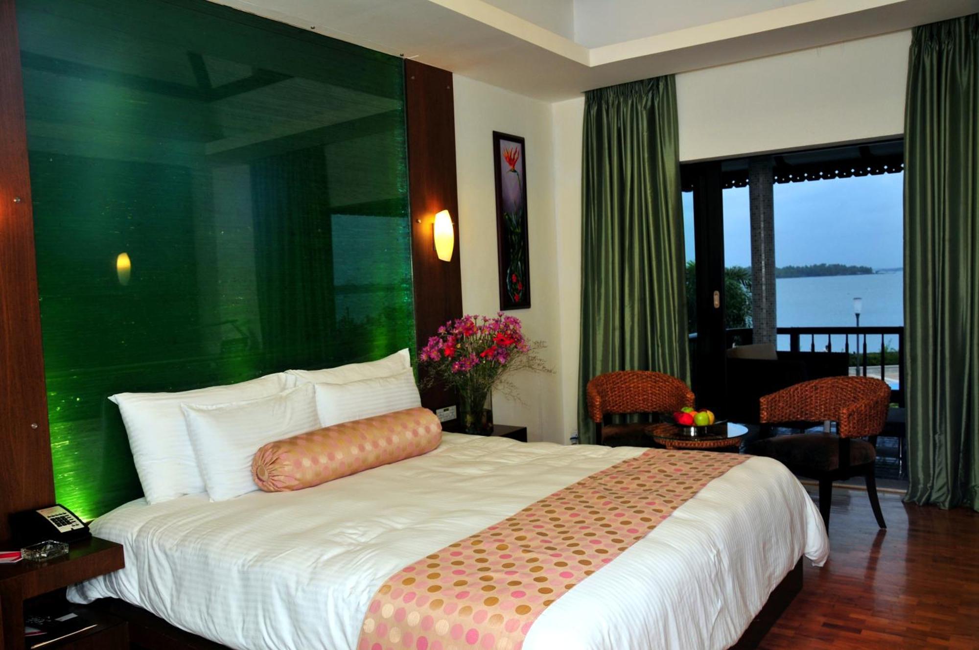 1 King Bed Smoking Lake View Cottage Room