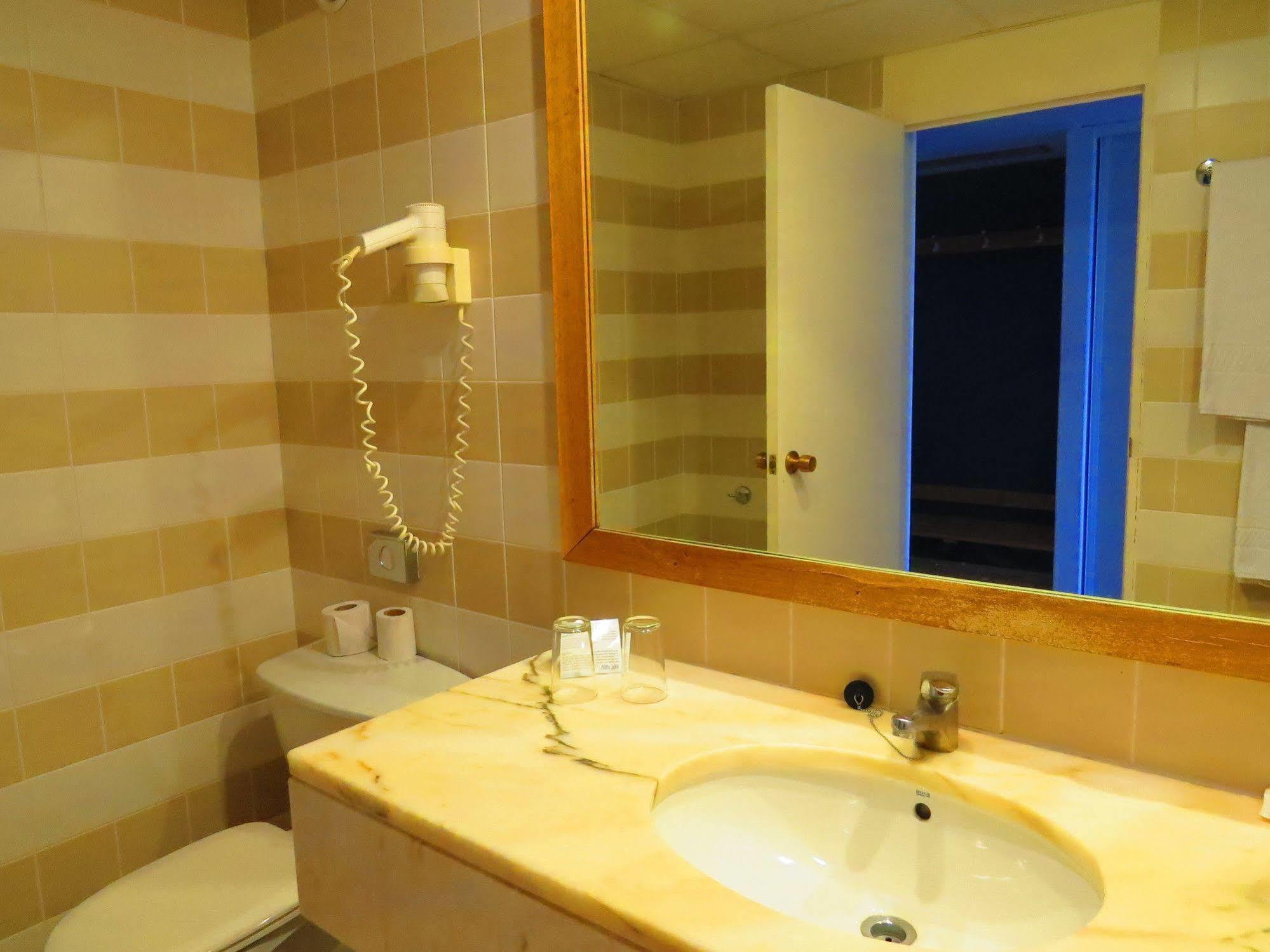 Habitación familiar (2 adultos + 1 niño) con vistas al mar