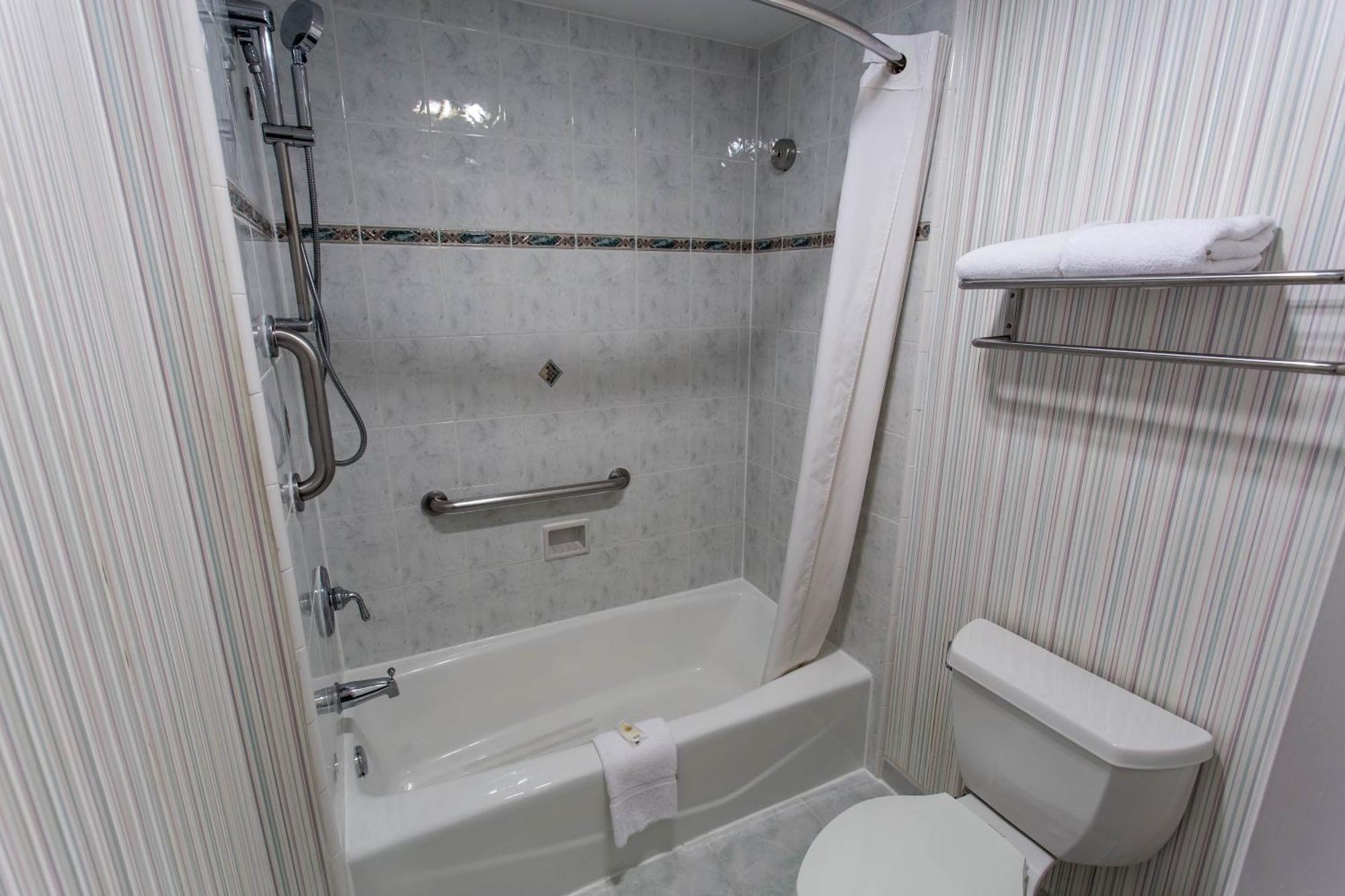Chambre Lit King-Size Accessible aux Personnes à Mobilité Réduite