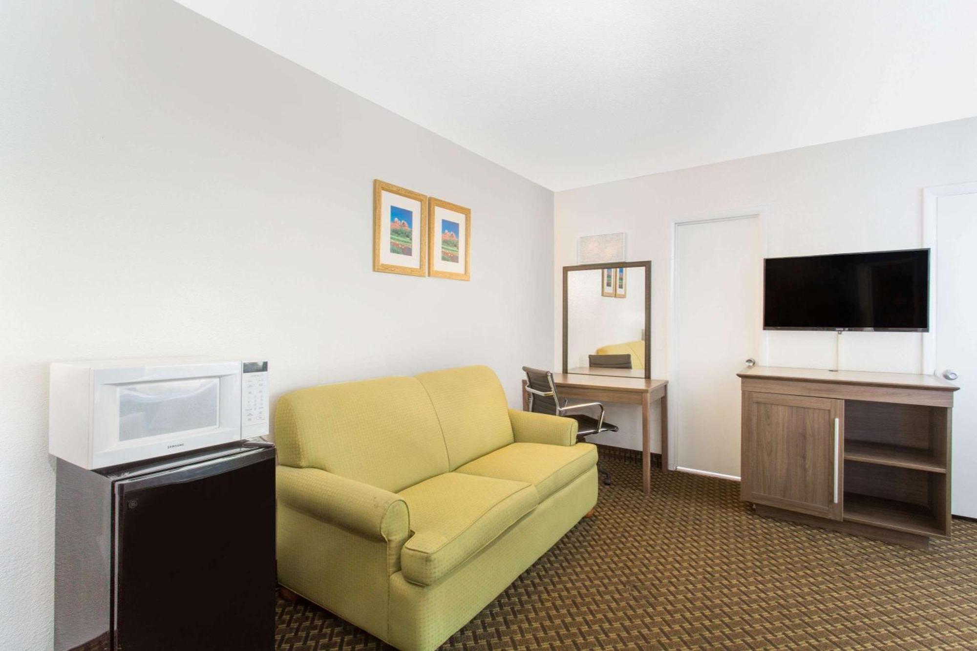 Suite with Queen and Double Bed - Non-Smoking