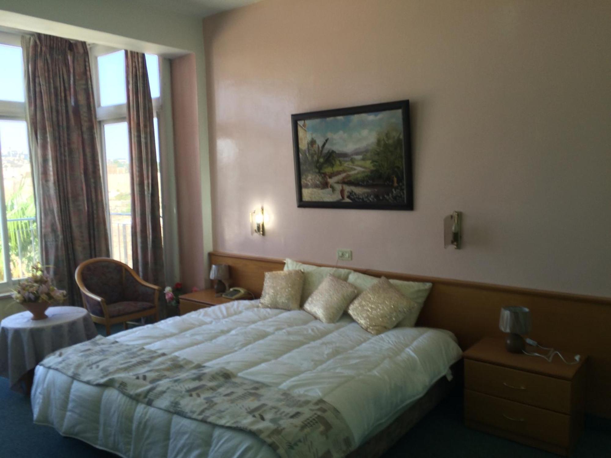 Quarto com Cama de Casal ou 2 de Solteiro e Vista da Cidade