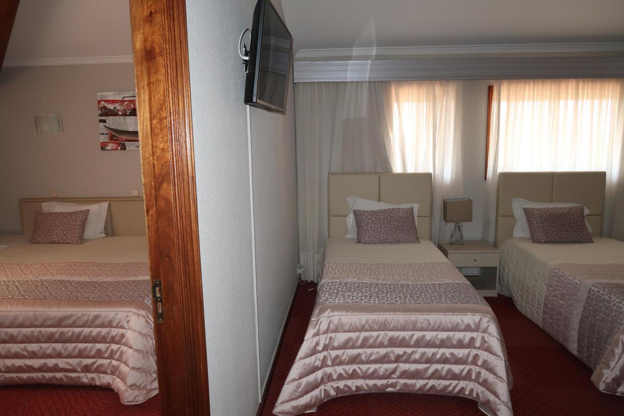 Quarto Familiar (2 Adultos e 2 Crianças até aos 12 anos)