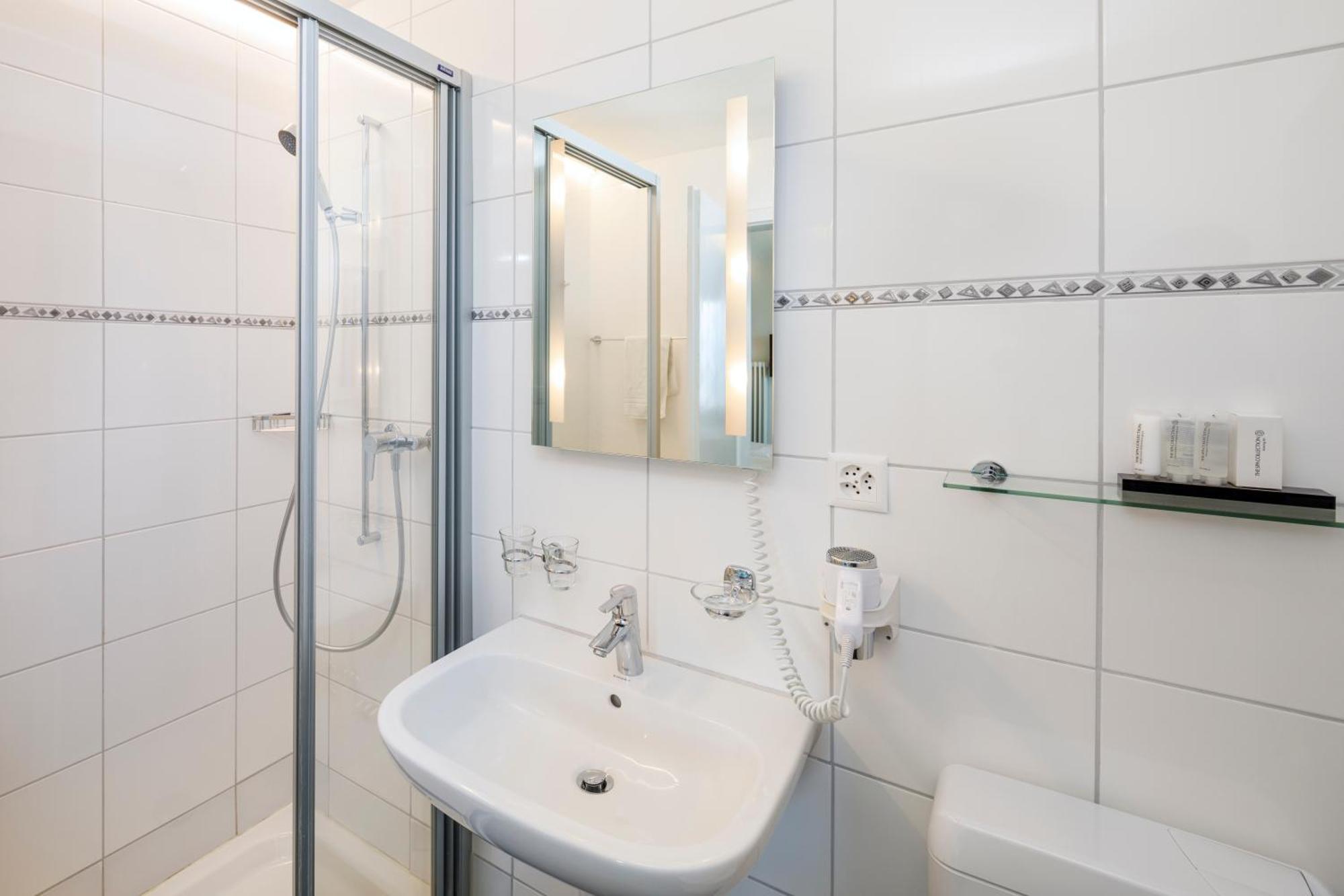 Driepersoonskamer met Badkamer