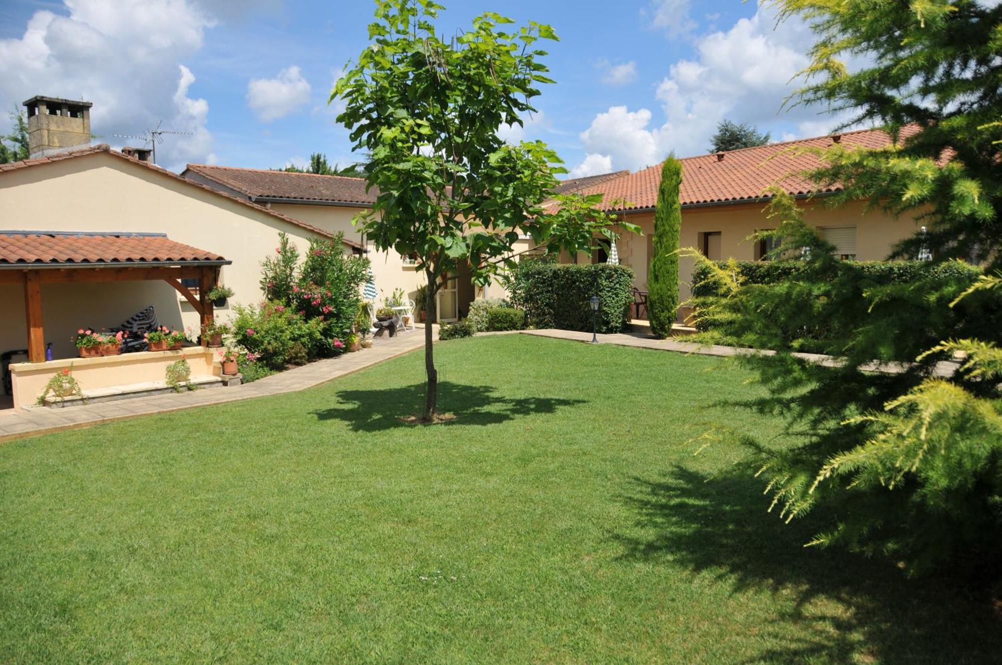 Chambre, côté jardin, terrasse, vue sur piscine